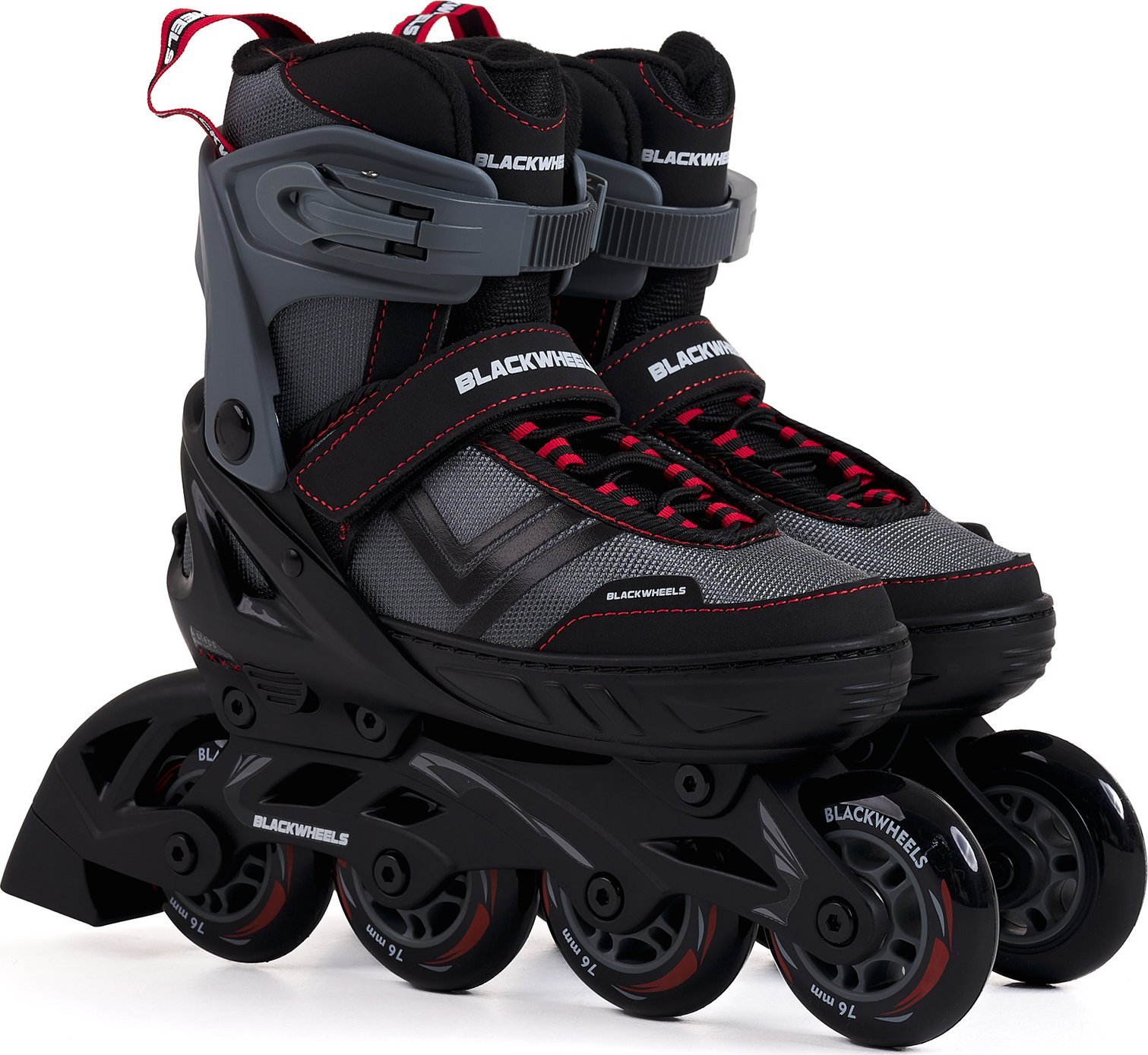 Patines en línea negros con detalles rojos y hebillas sobre fondo blanco.