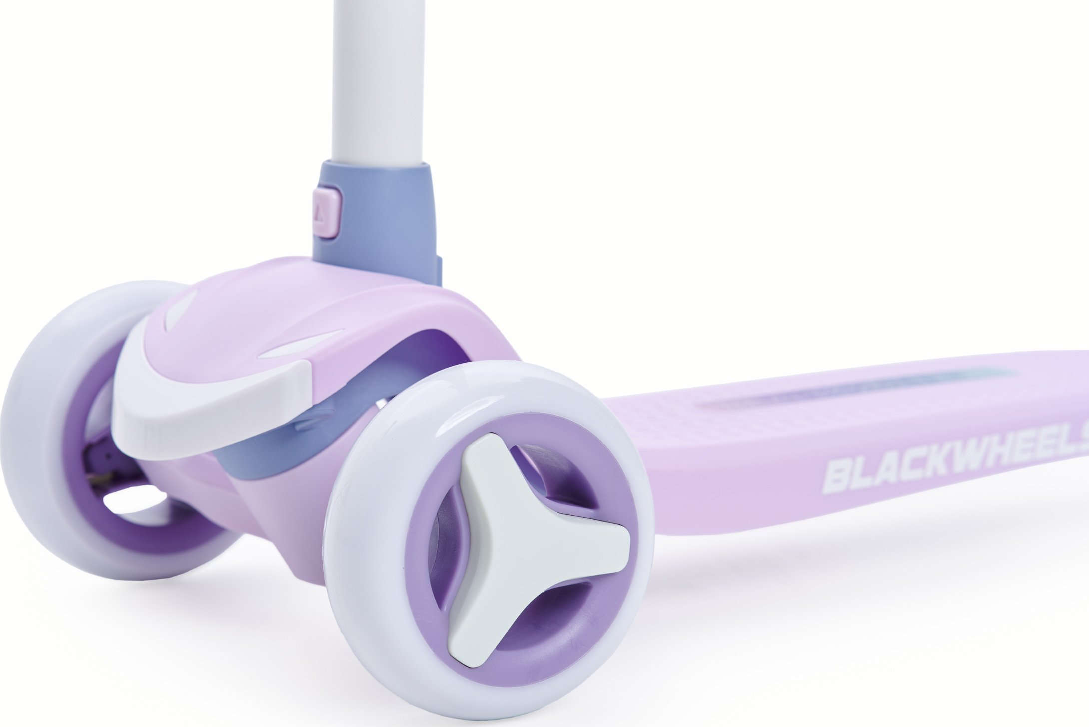 Un monopattino viola a tre ruote, con accenti bianco-grigi e logo BLACKWHEELS.
