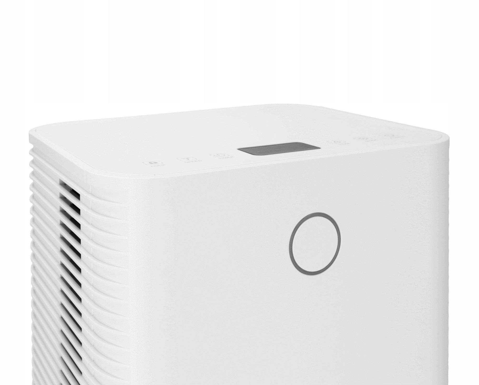 Biały oczyszczacz powietrza z otworami wentylacyjnymi i panelem sterowania. Widoczna ikona koła.
