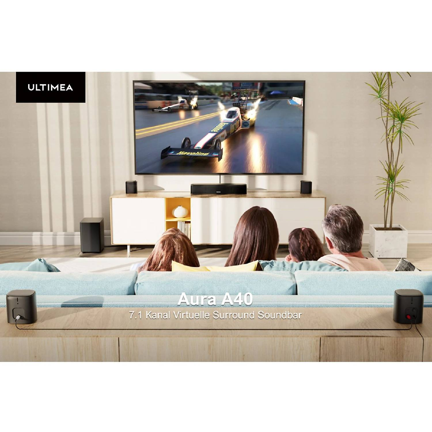Famille regardant une course de F1 à la TV. Système barre de son Ultimea Aura A40.