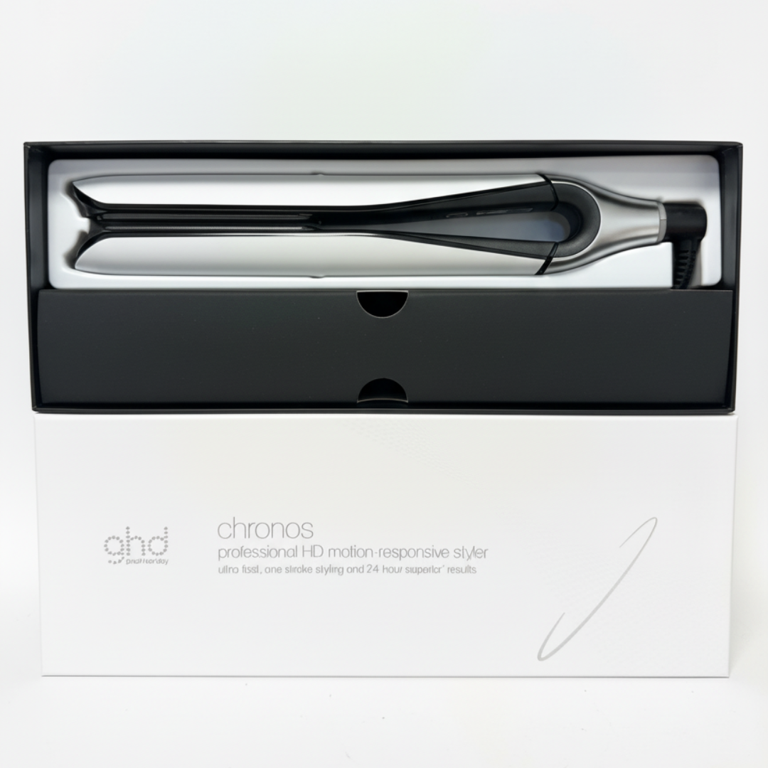 Ein schwarzer und silberner Haarstyler in einer offenen Box, bereit zur Anwendung.