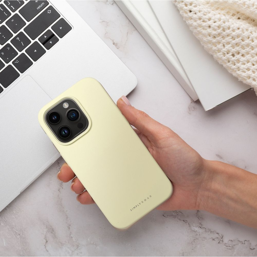 Eine hellgelbe iPhone-Hülle mit drei Kameras wird über einem Laptop gehalten.