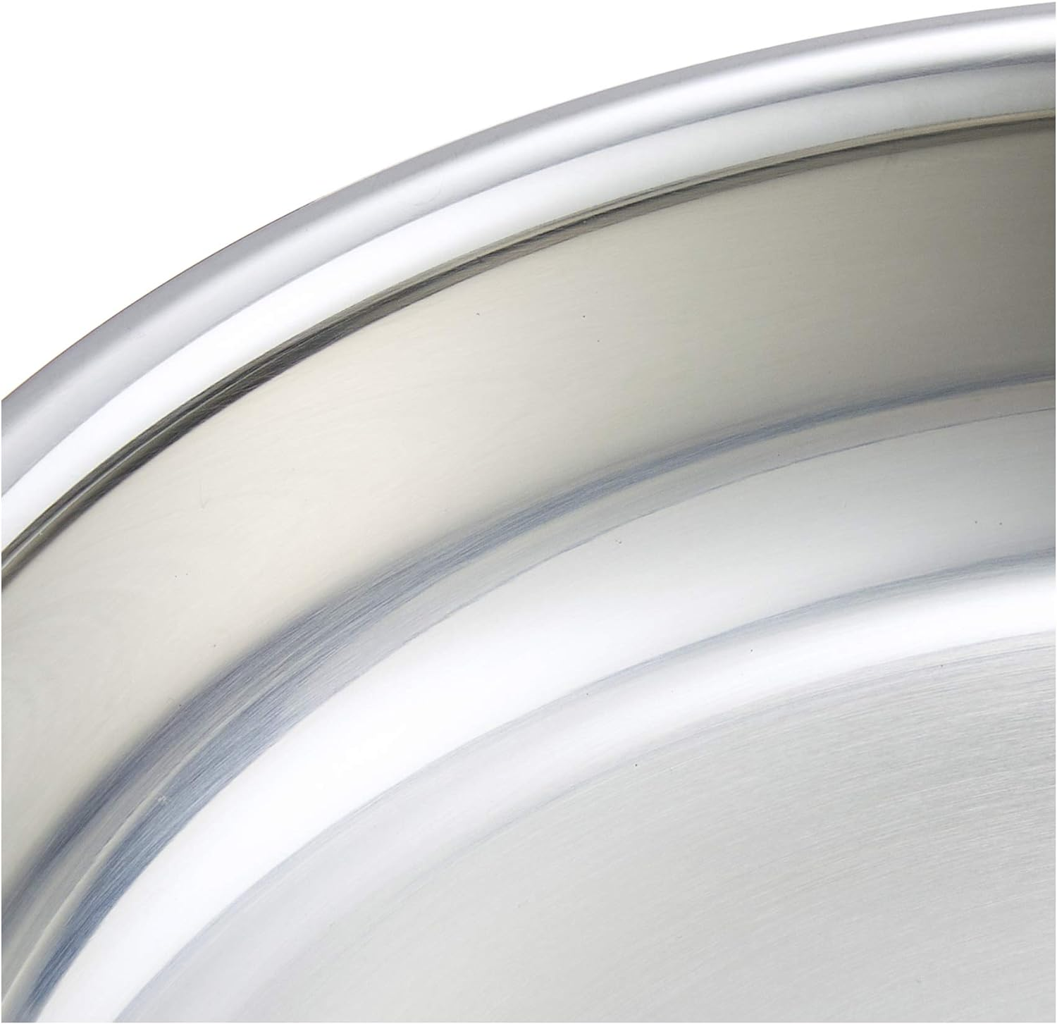 Nahaufnahme einer silbernen Metallschüssel mit gebürsteter Oberfläche.