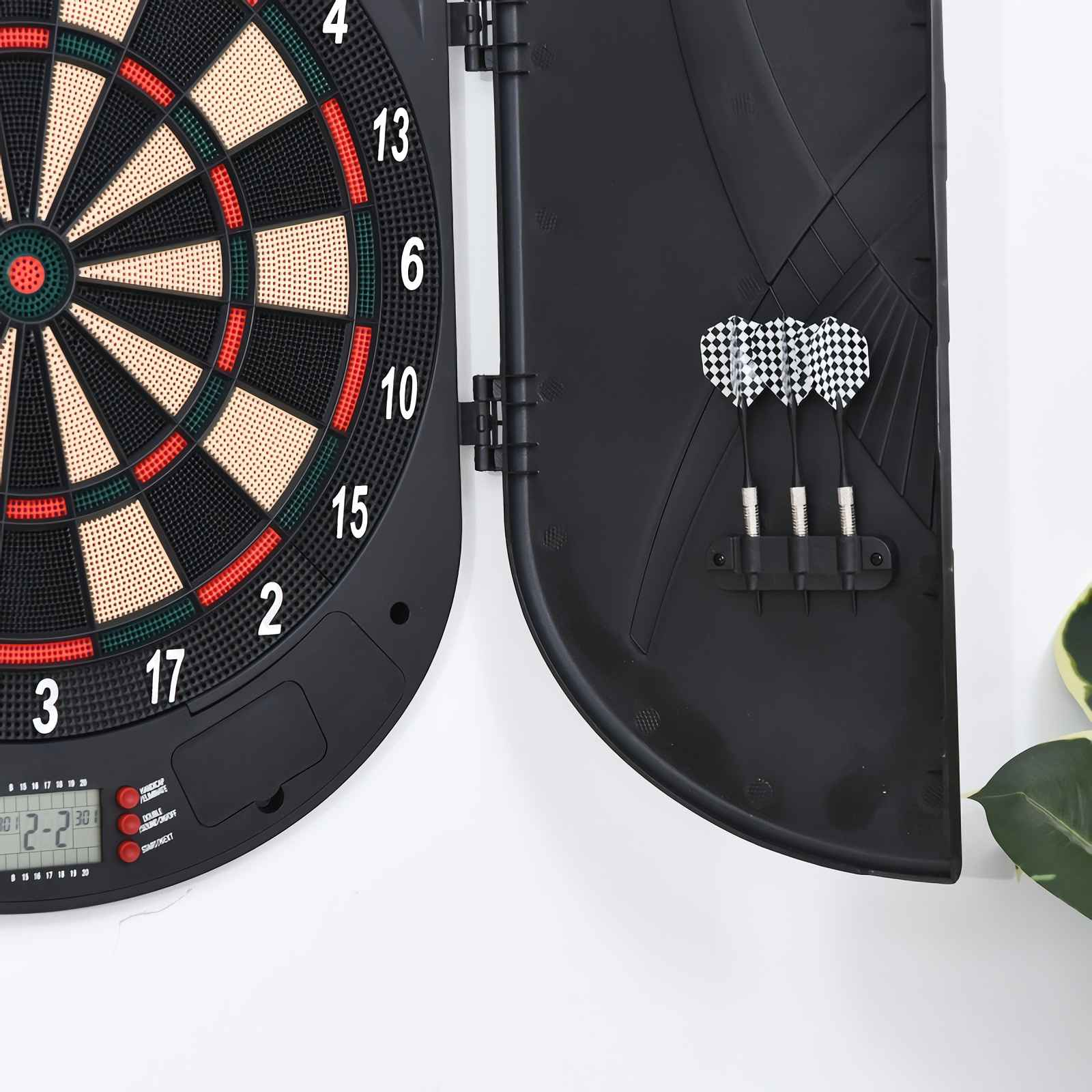 Elektronische Dartscheibe mit drei karierten Darts rechts.