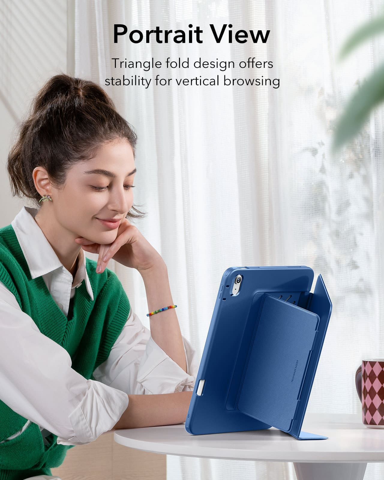 Frau in grüner Weste und weißem Hemd benutzt einen blauen Tablet-Ständer im Hochformat.