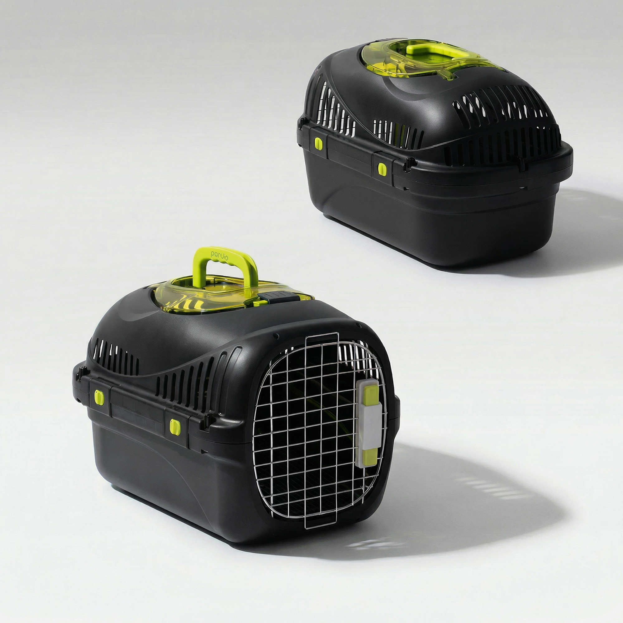 Zwei schwarze Transportboxen mit neongrünen Griffen und Lüftungsschlitzen.