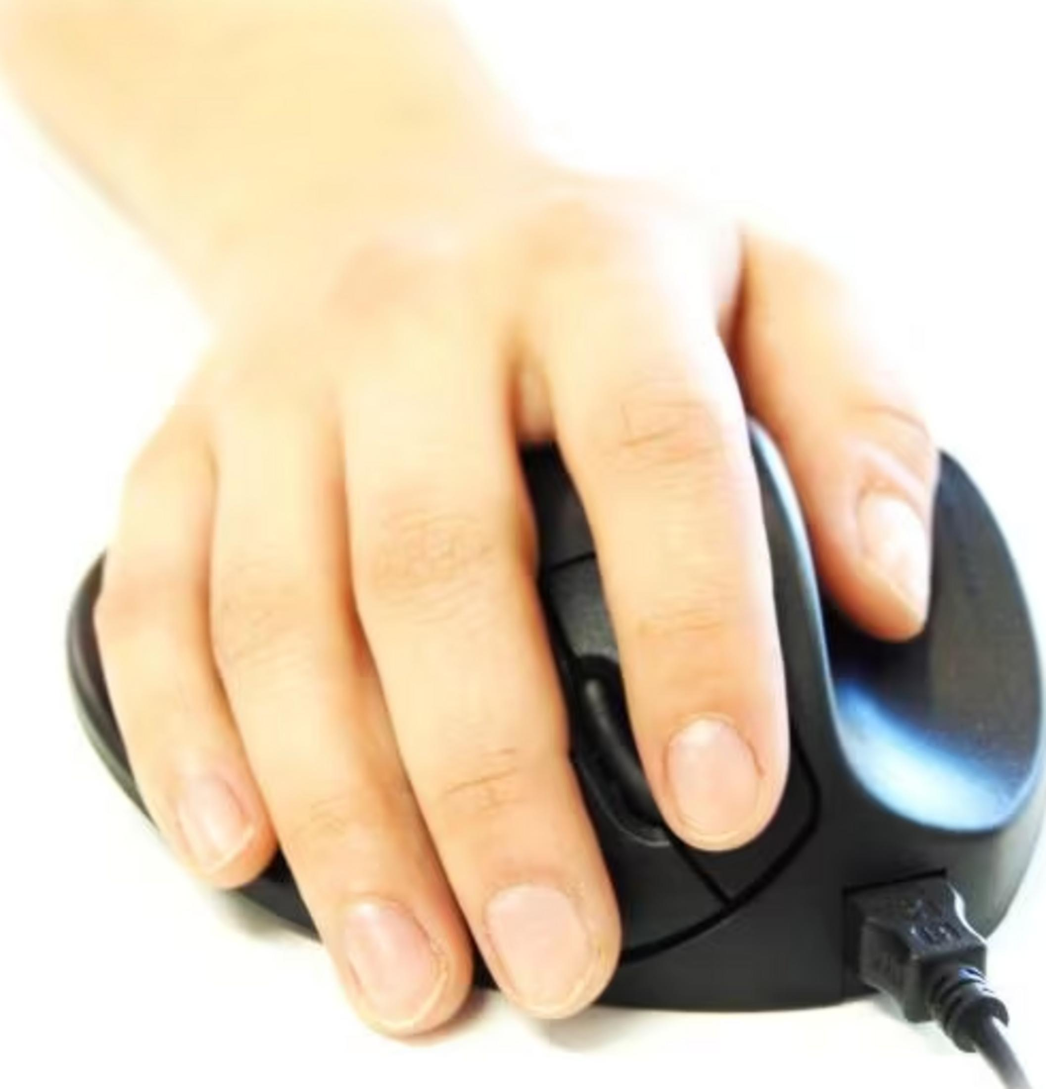 Una mano maneja un ratón vertical negro con un cable USB.