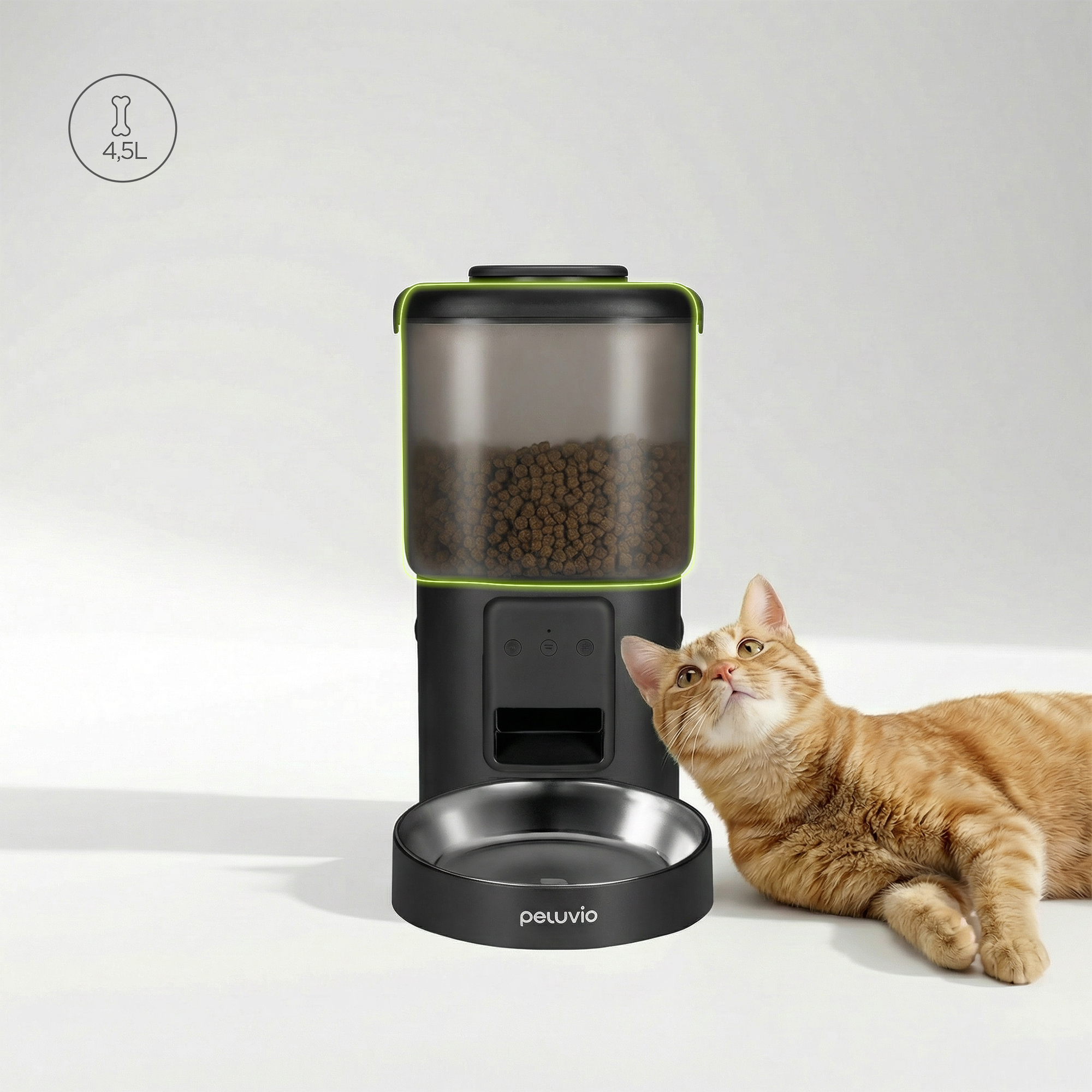 Eine orangefarbene Katze liegt neben einem schwarzen Futterspender mit 4,5 l Fassungsvermögen.