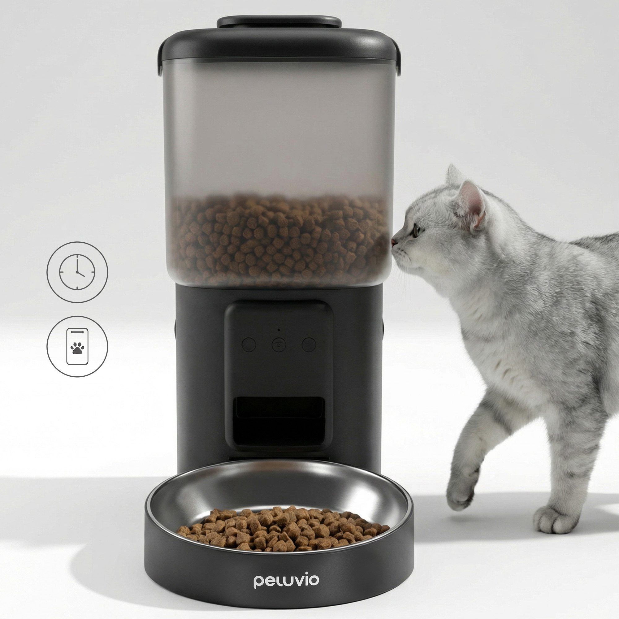 Eine graue Katze riecht an einem schwarzen Futterspender mit Futterschale.