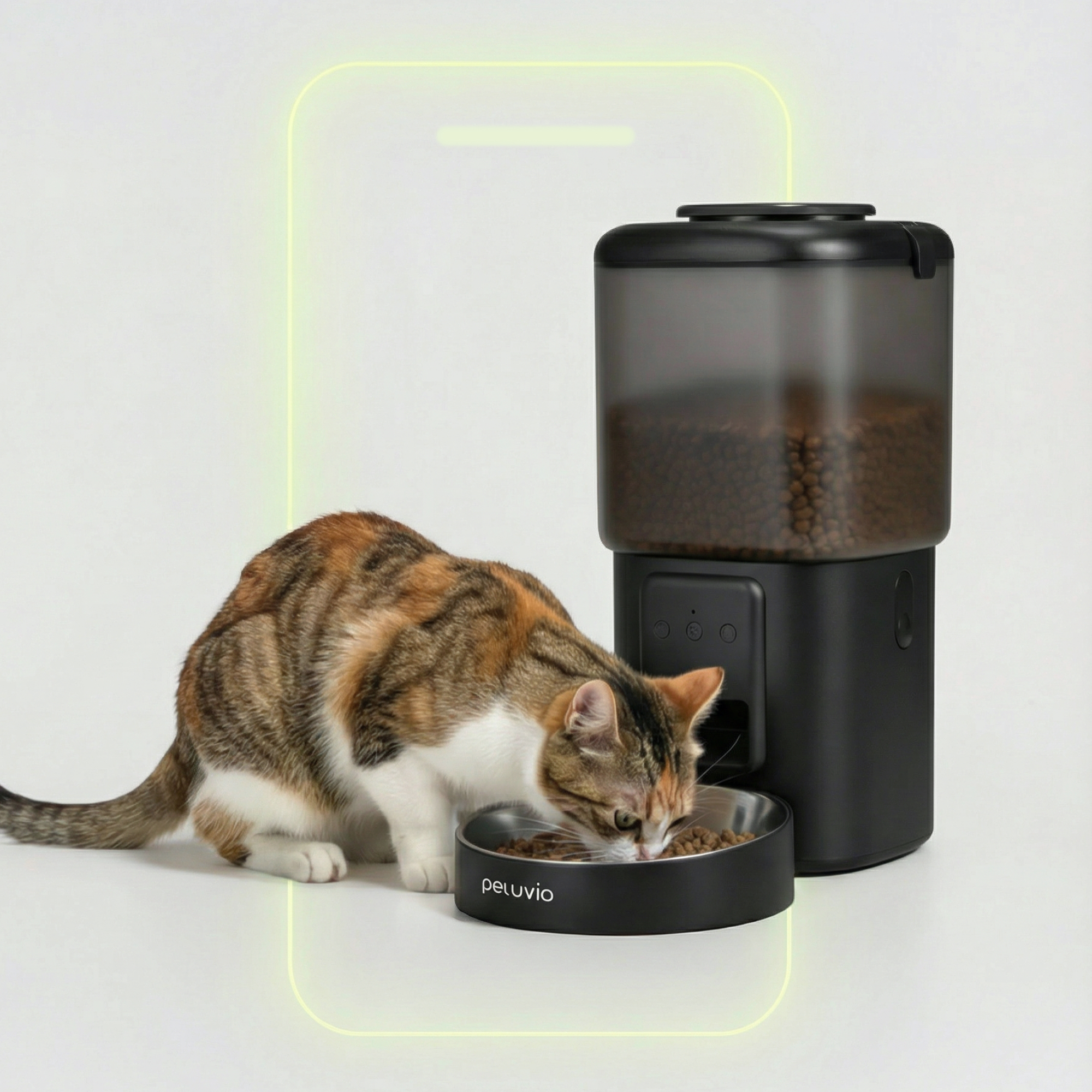 Eine getigerte Katze frisst aus einem Futternapf neben einem schwarzen Futterautomaten.
