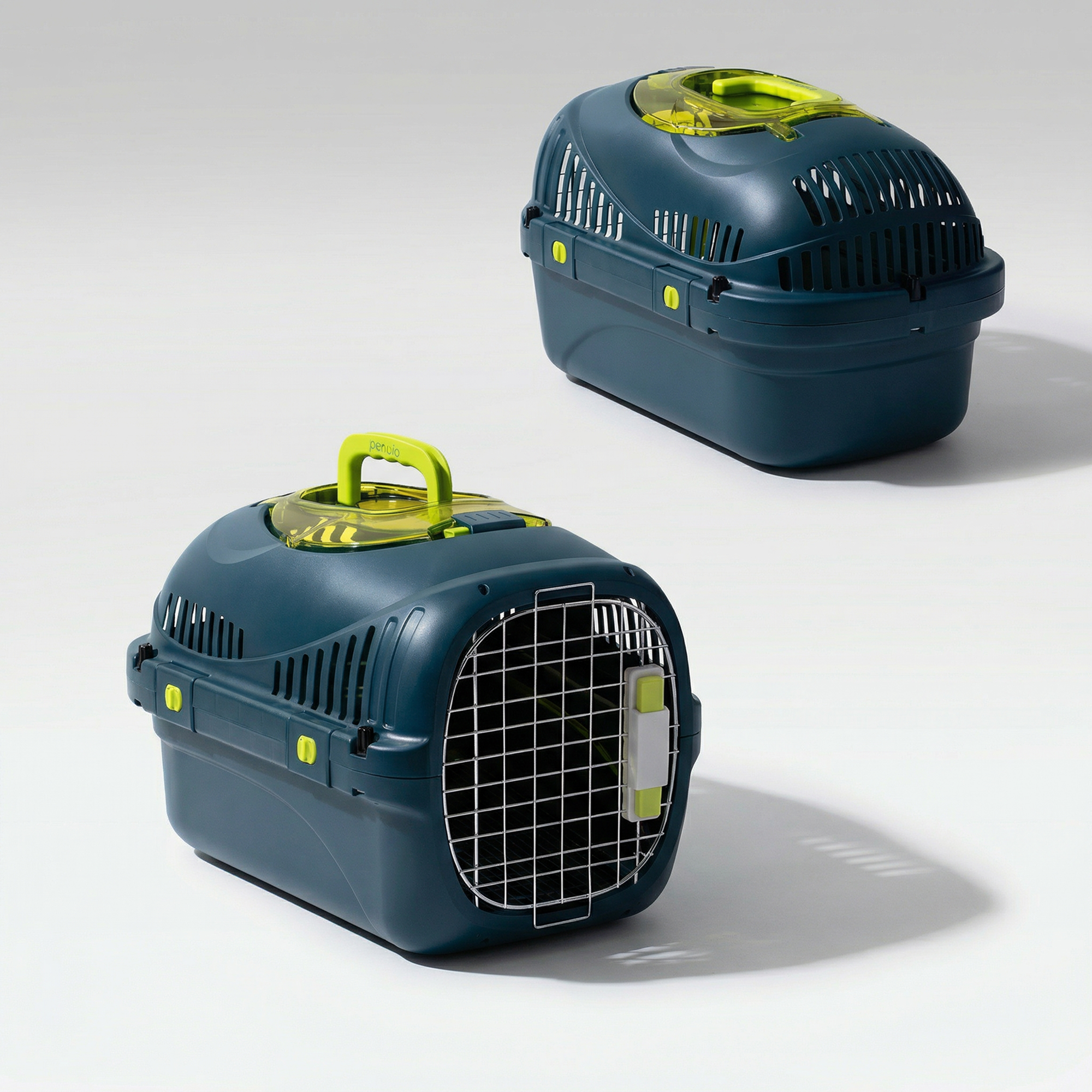 Zwei dunkelblaue Transportboxen mit neongrünen Griffen stehen auf weißem Grund.