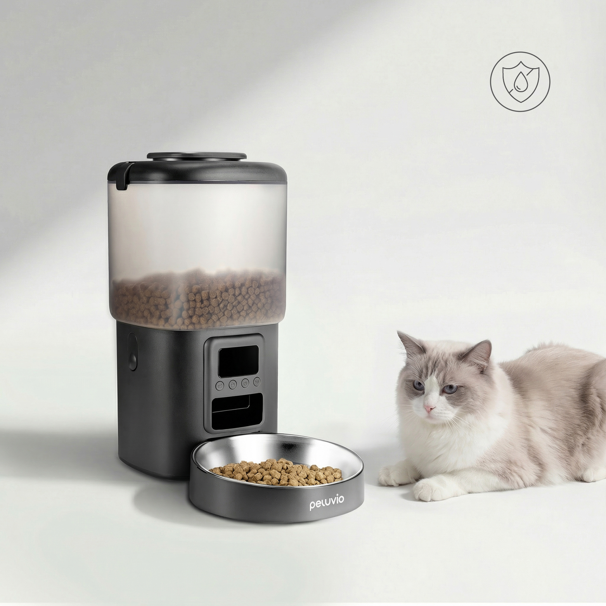 Ein Katzenfutterautomat mit Futterschale und einer Katze daneben.