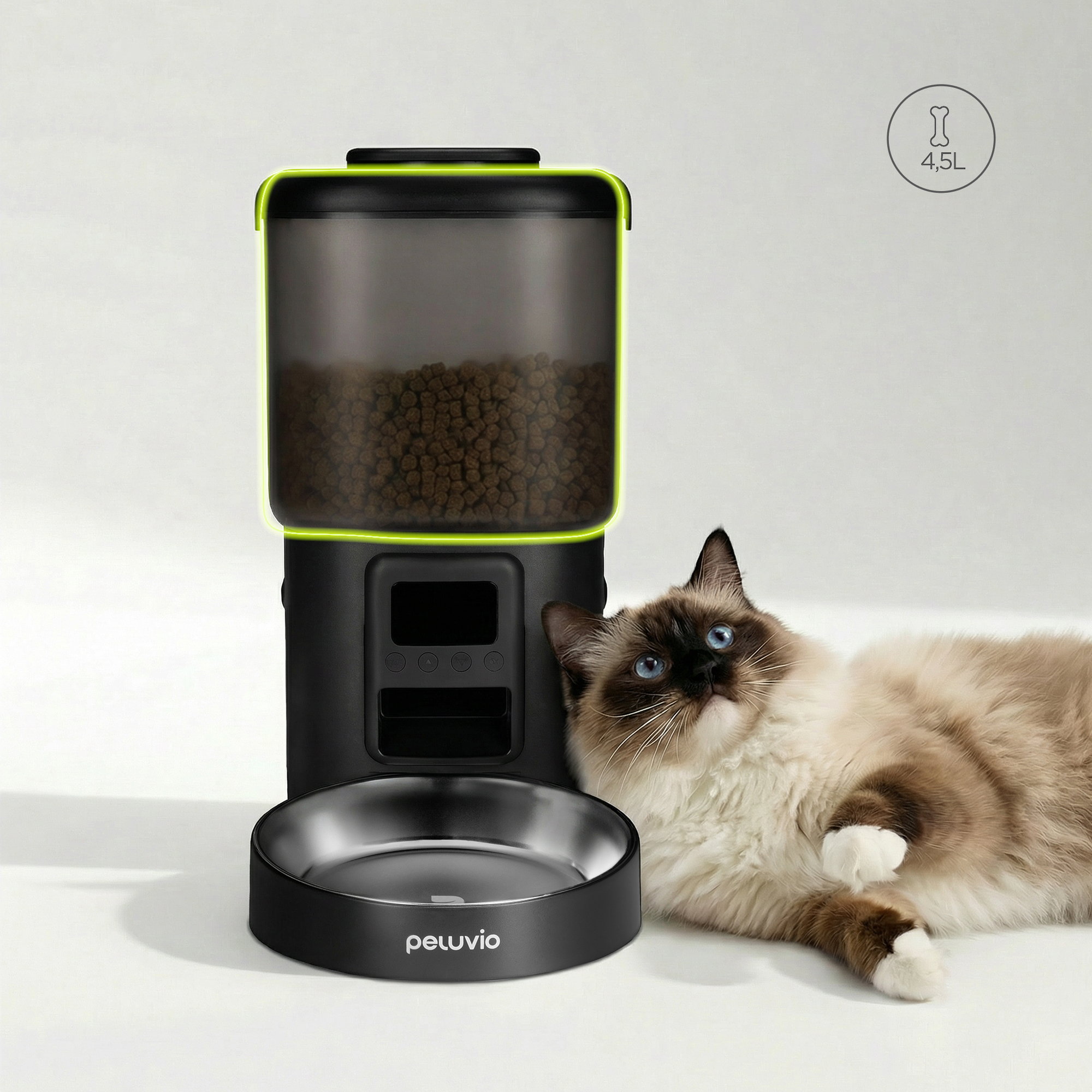 Eine Katze liegt neben einem automatischen Futterspender mit 4,5L Kapazität.