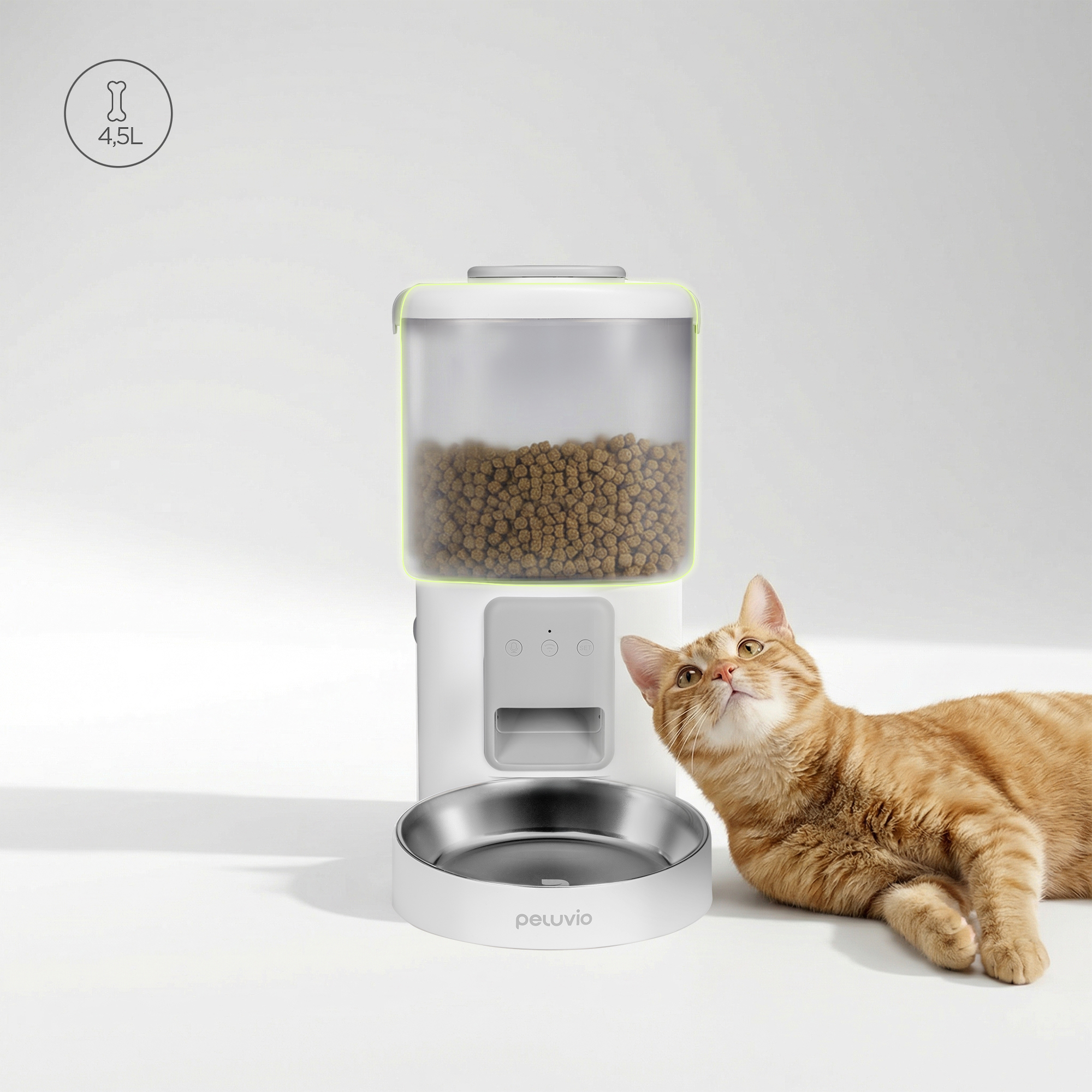 Eine orangefarbene Katze liegt neben einem weißen Futterautomaten mit Futter.