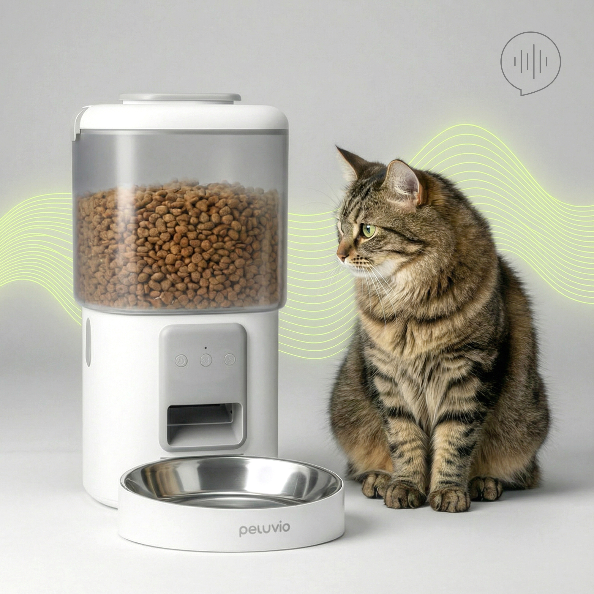 Eine Katze sitzt neben einem Futterautomaten mit vollem Futterbehälter und Napf.