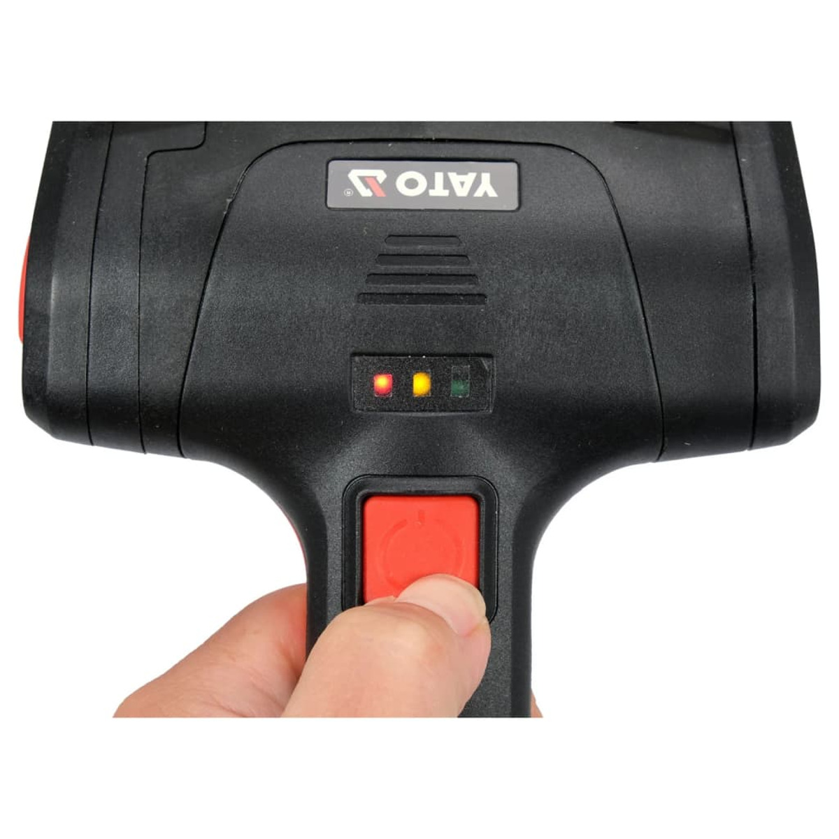 Dłoń naciska czerwony przycisk na czarnym urządzeniu ze wskaźnikami.