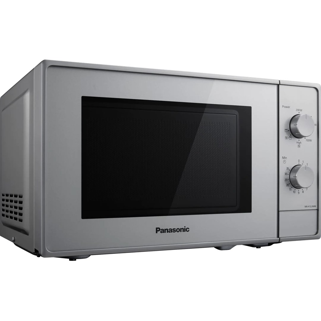 Un microondas Panasonic plateado con diales y puerta negra.