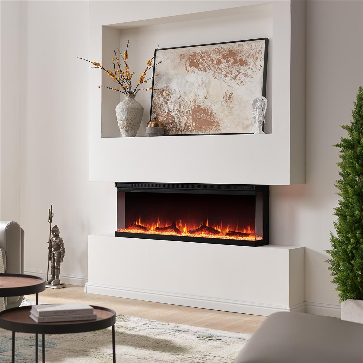 Ein moderner Kamin mit leuchtenden Flammen. Dekoriert mit Vase, Kunstwerk und Figur.