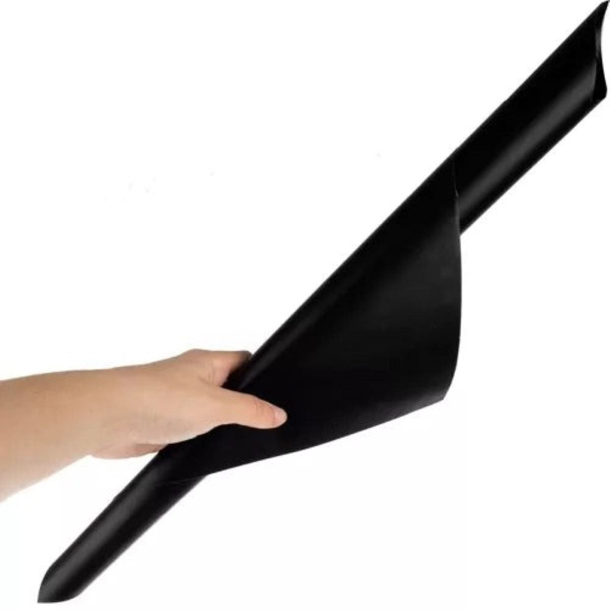 Una mano sujetando un rollo de papel negro.
