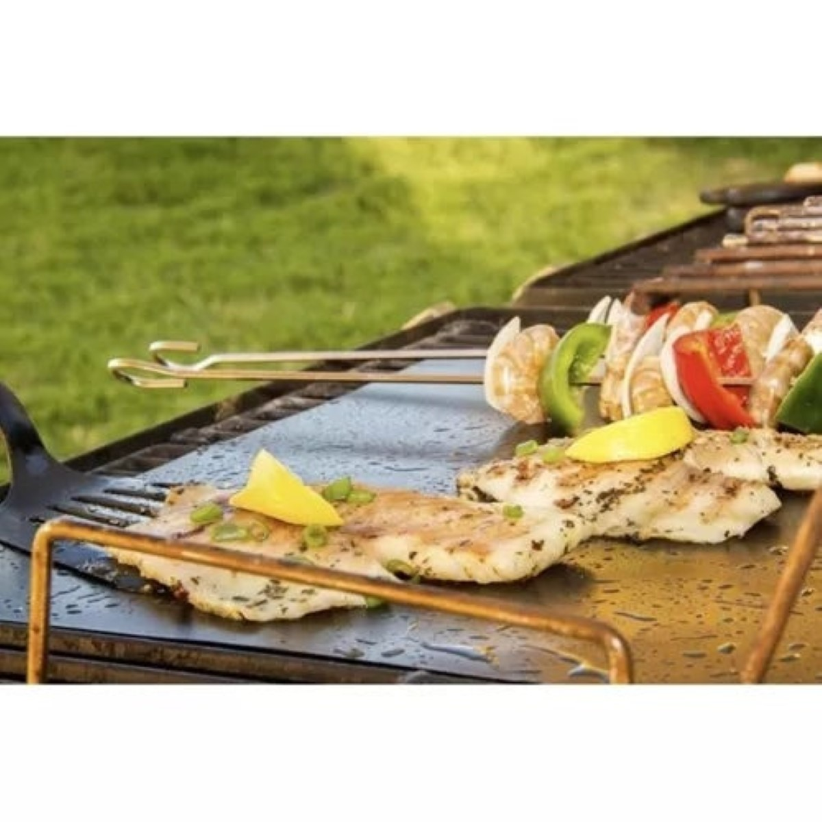 Filetes de pescado y brochetas de camarones se cocinan en una parrilla.