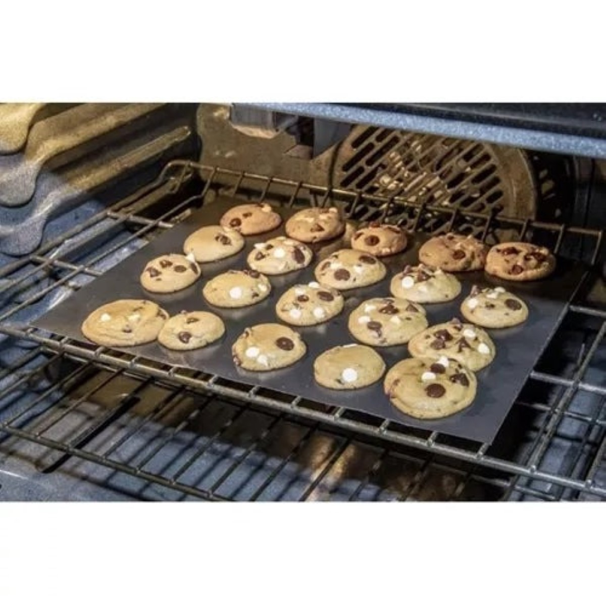 Galletas con chispas de chocolate en una bandeja para hornear dentro de un horno.