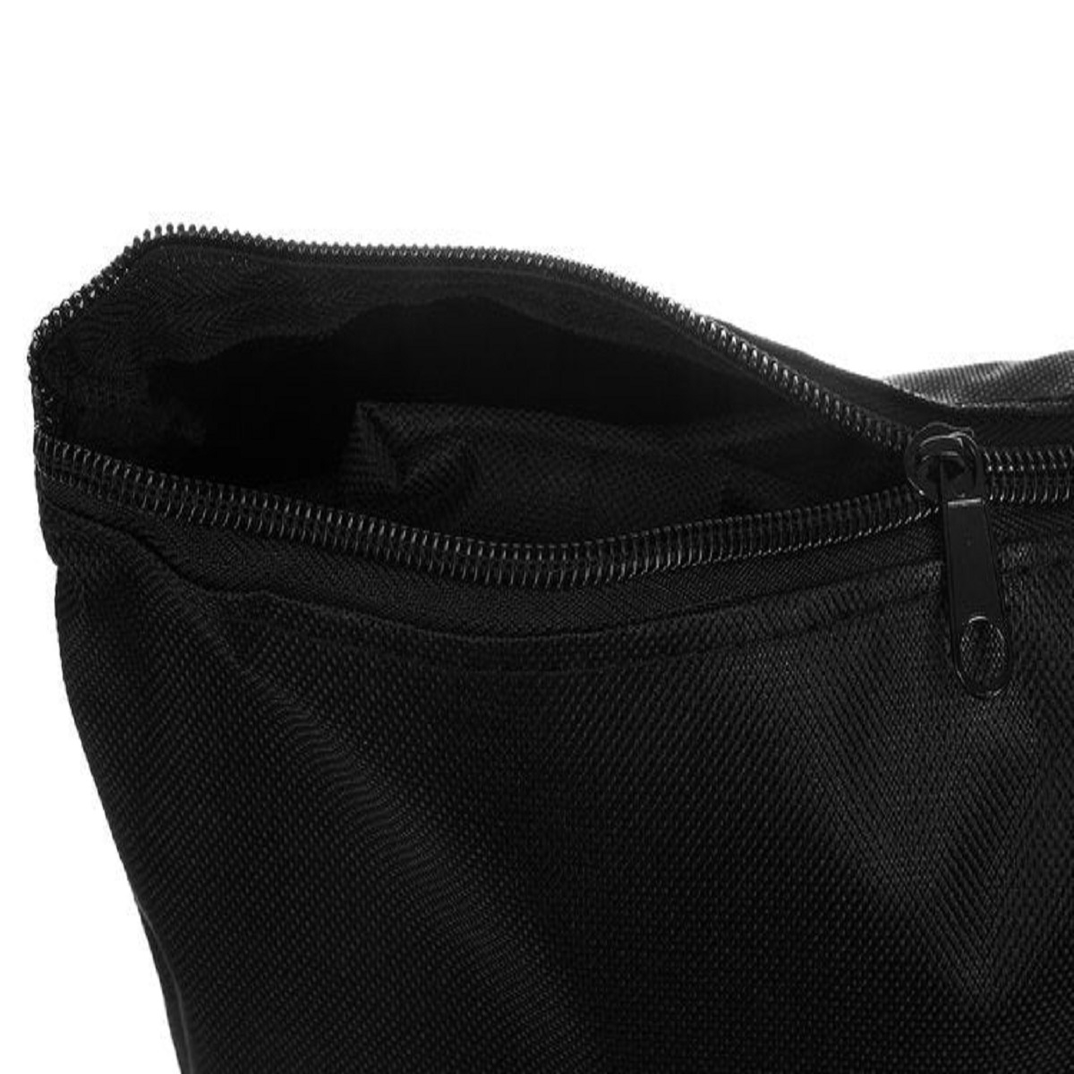 Primer plano de una bolsa negra parcialmente abierta con cremallera.
