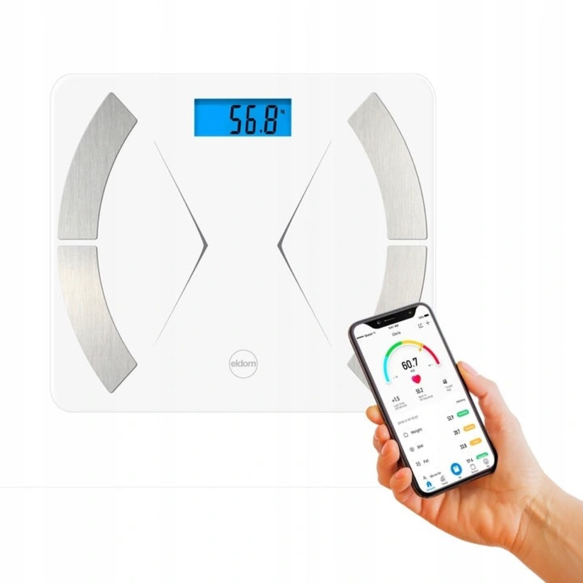 Balanza digital blanca con teléfono mostrando datos de salud. La balanza marca 56.8.