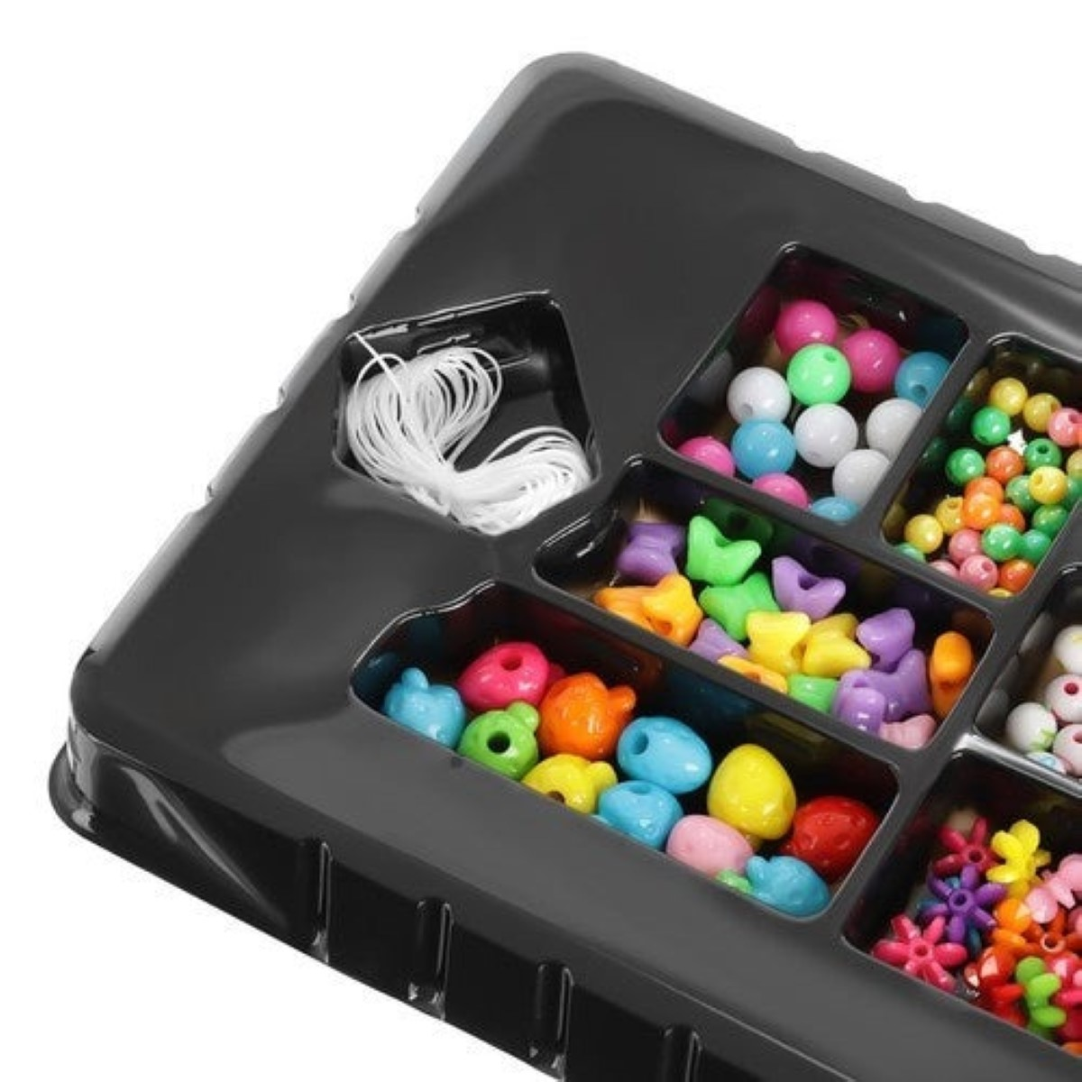 Caja de almacenamiento negra con cuentas de colores variadas y cordón.