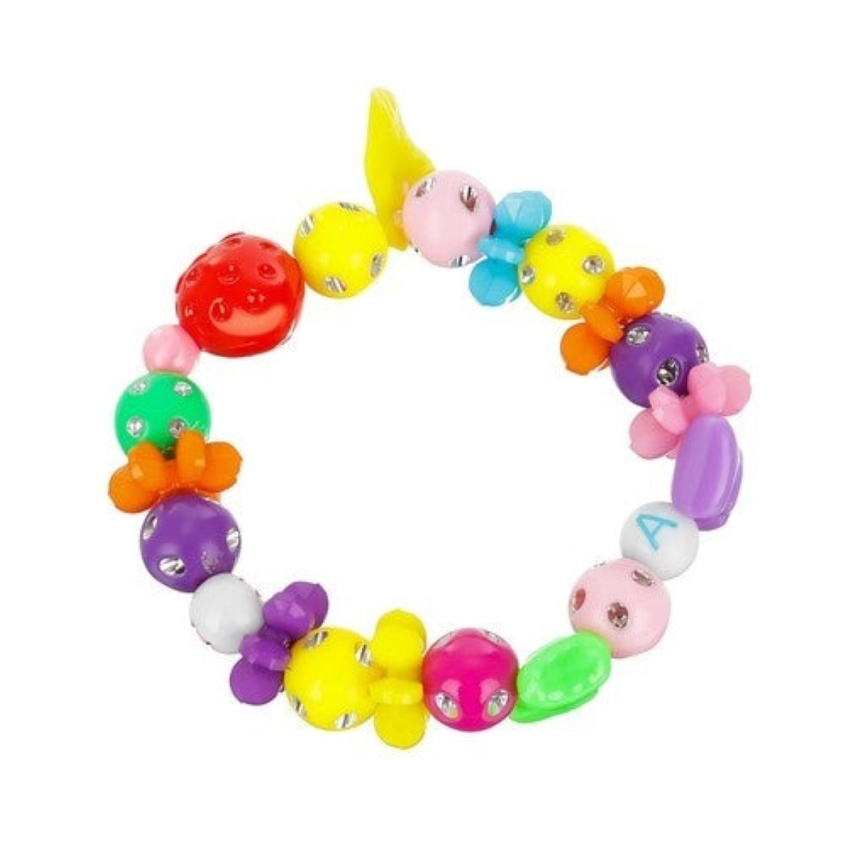Una colorida pulsera de cuentas con varios dijes como frutas y flores.