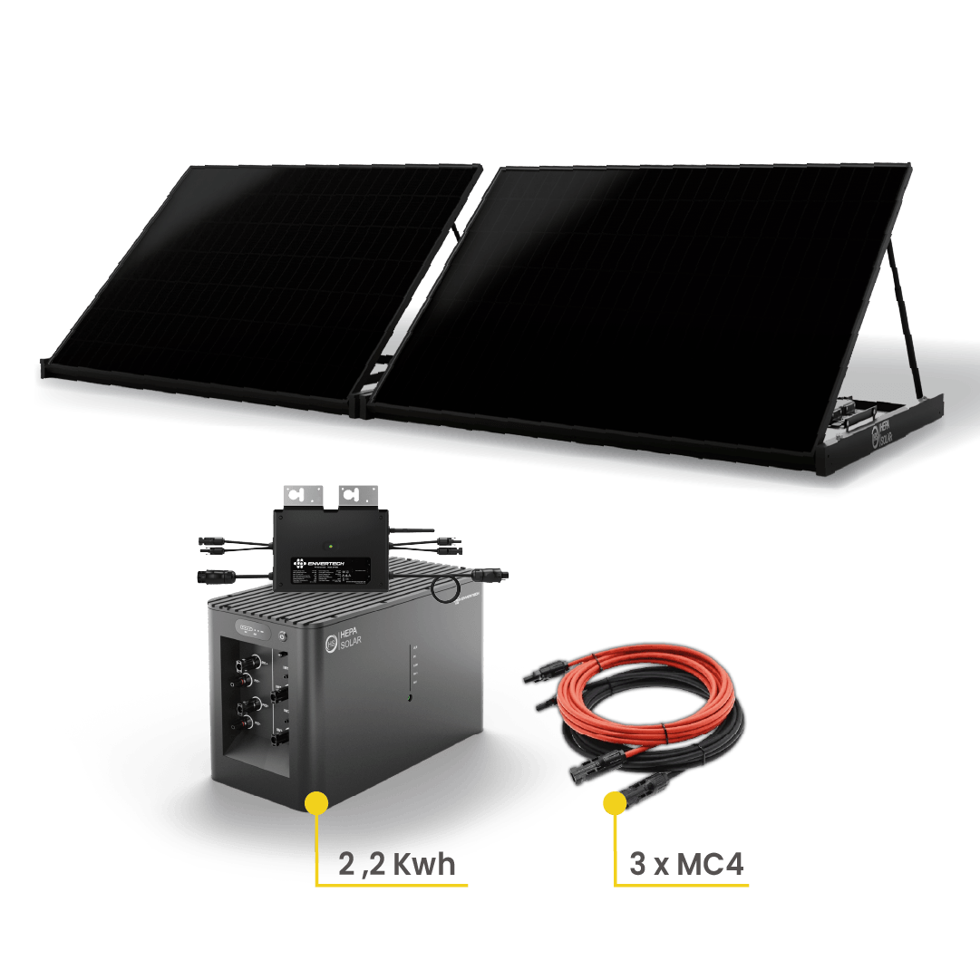Zwei schwarze Solarmodule über einem Wechselrichter und Kabeln.