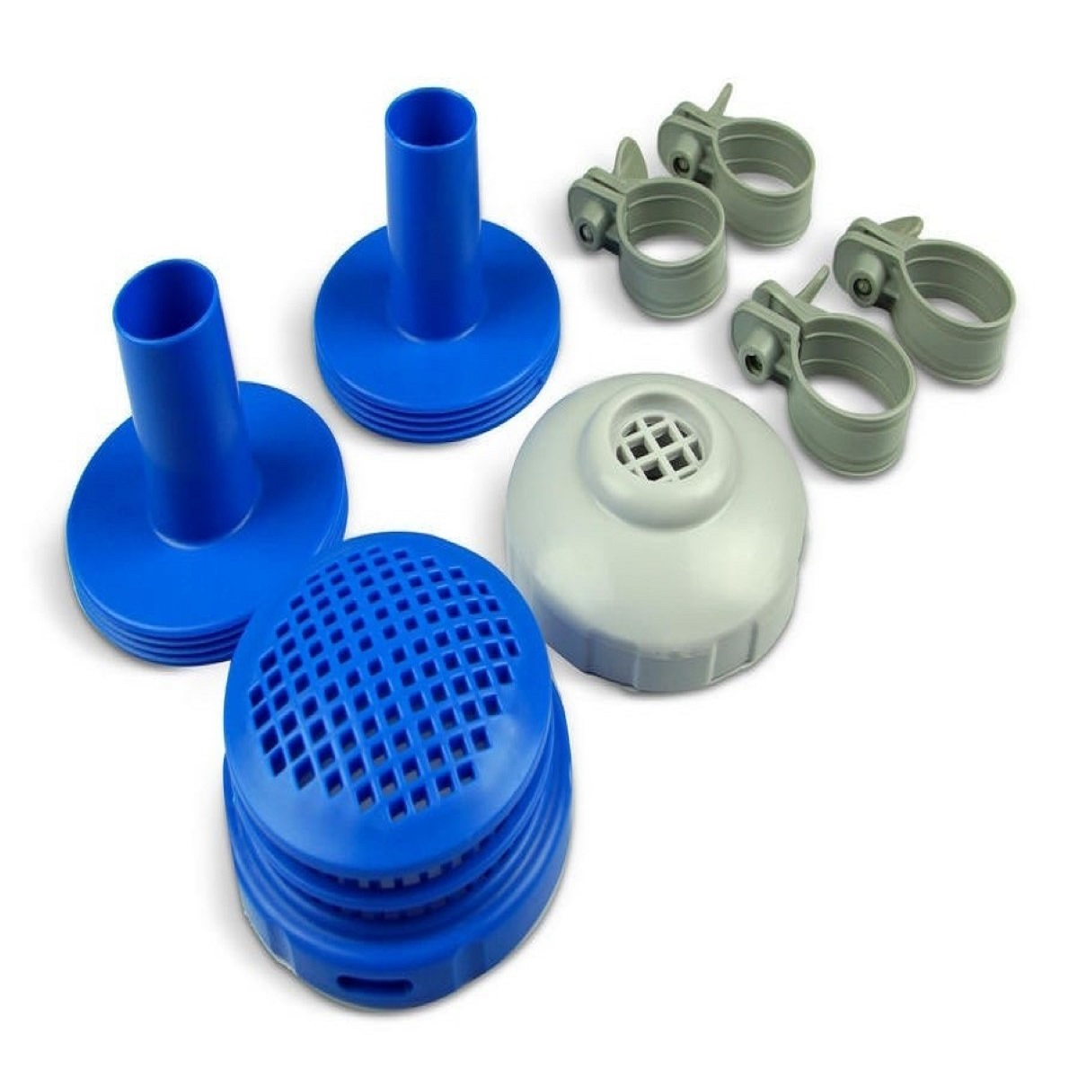 Accesorios de piscina azules y grises: dos boquillas, un filtro, tres abrazaderas.