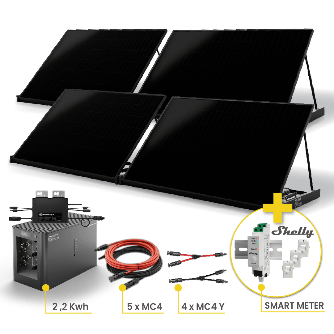 Vier schwarze Solarmodule mit Wechselrichter, Kabeln und Smart Meter.