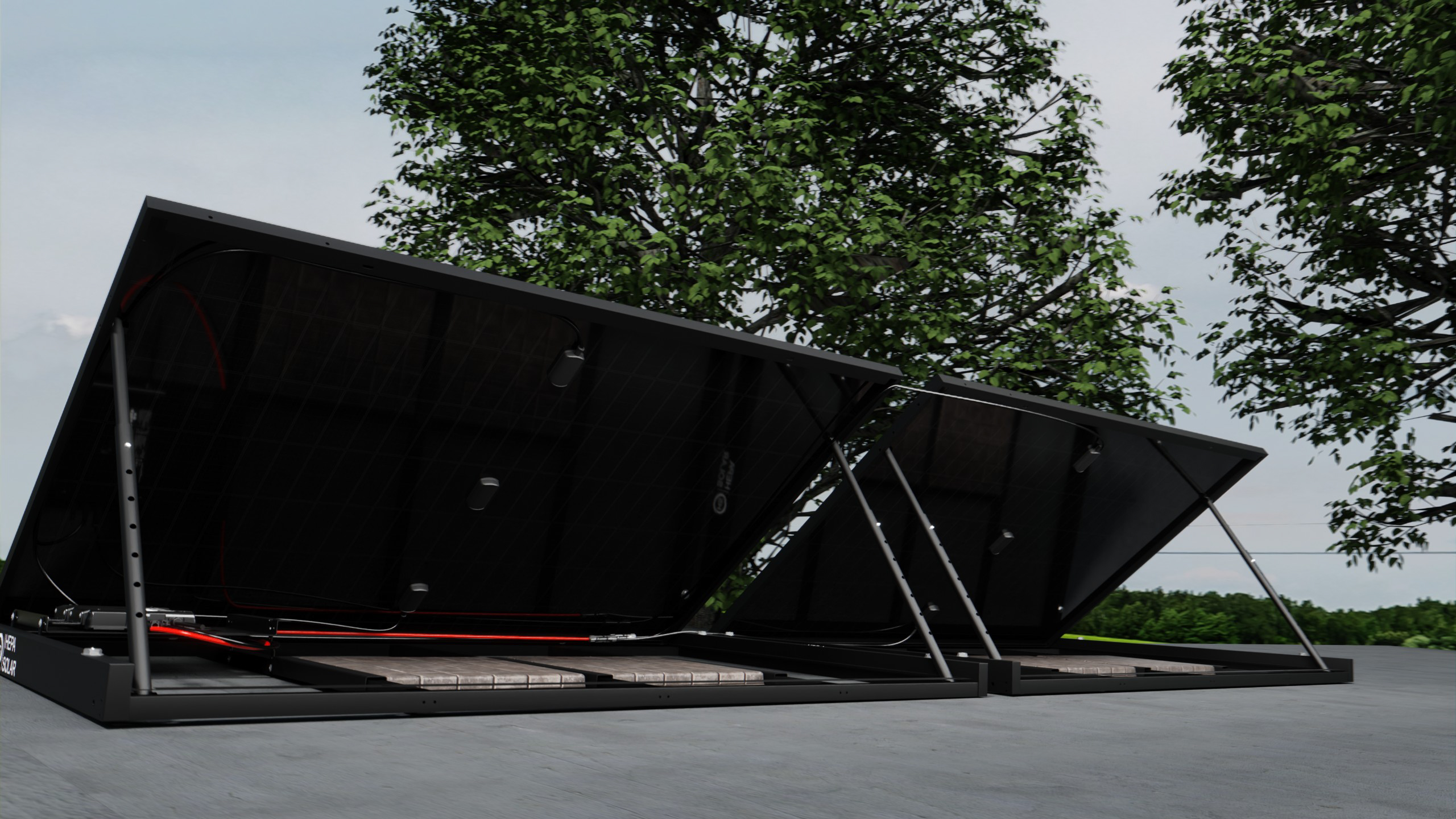Zwei schwarze Solarmodule mit Metallrahmen stehen offen, unter Bäumen und blauer Himmel.