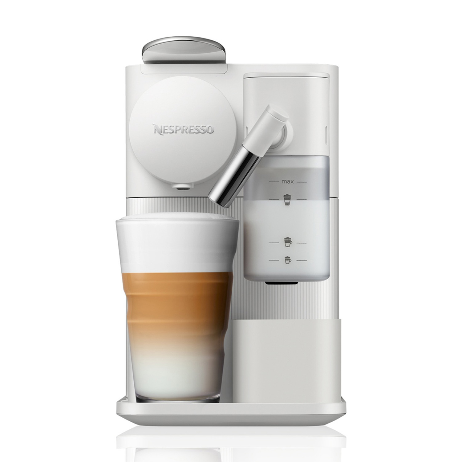 Biała maszyna do kawy Nespresso z szklanką latte po lewej stronie.