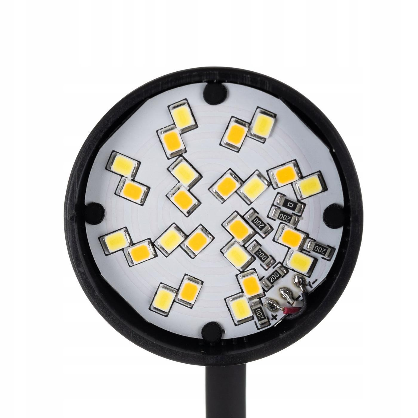 Primer plano de una placa de circuito redonda con muchos LEDs amarillos pequeños y algunas resistencias.