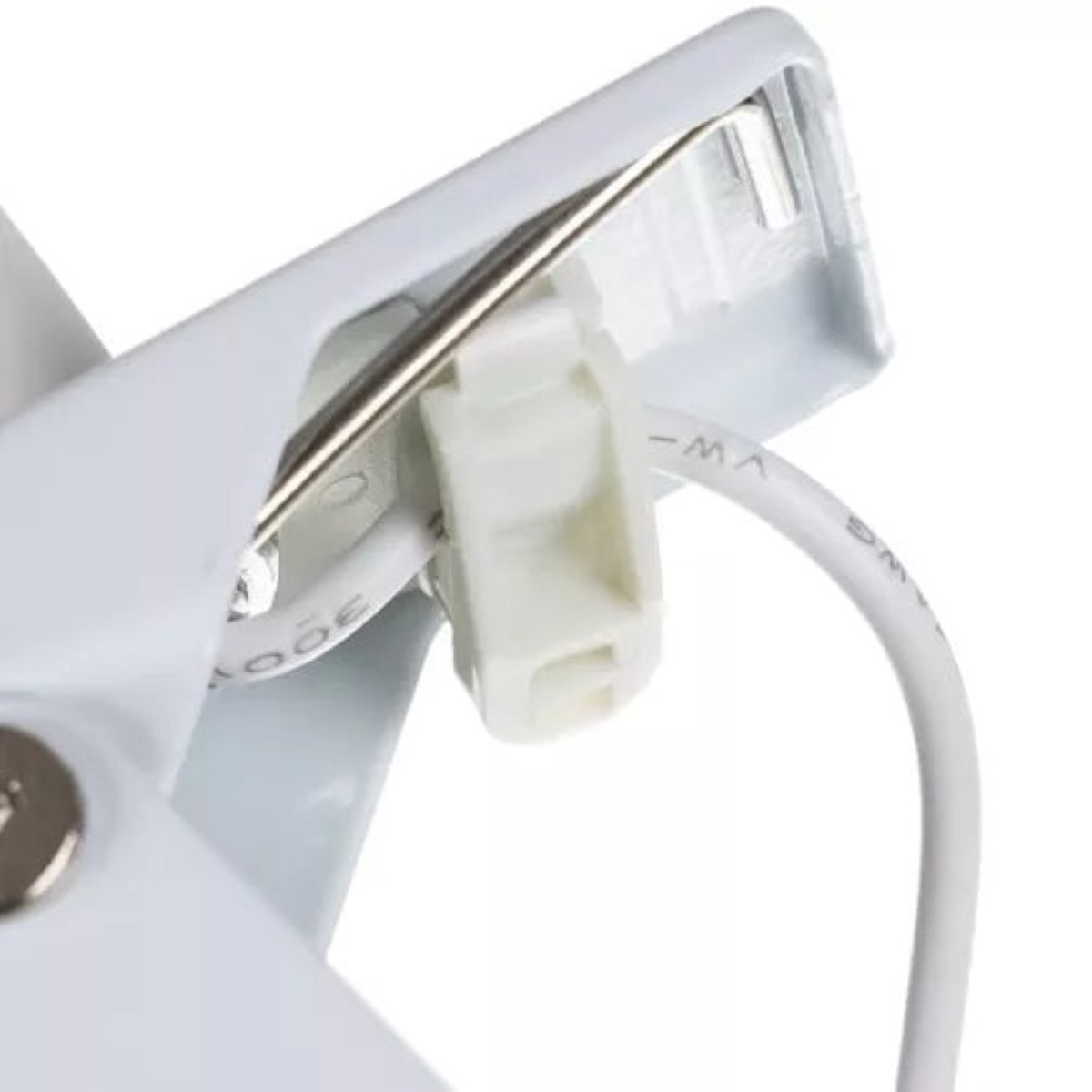 Un cable blanco sujeto por una pinza.