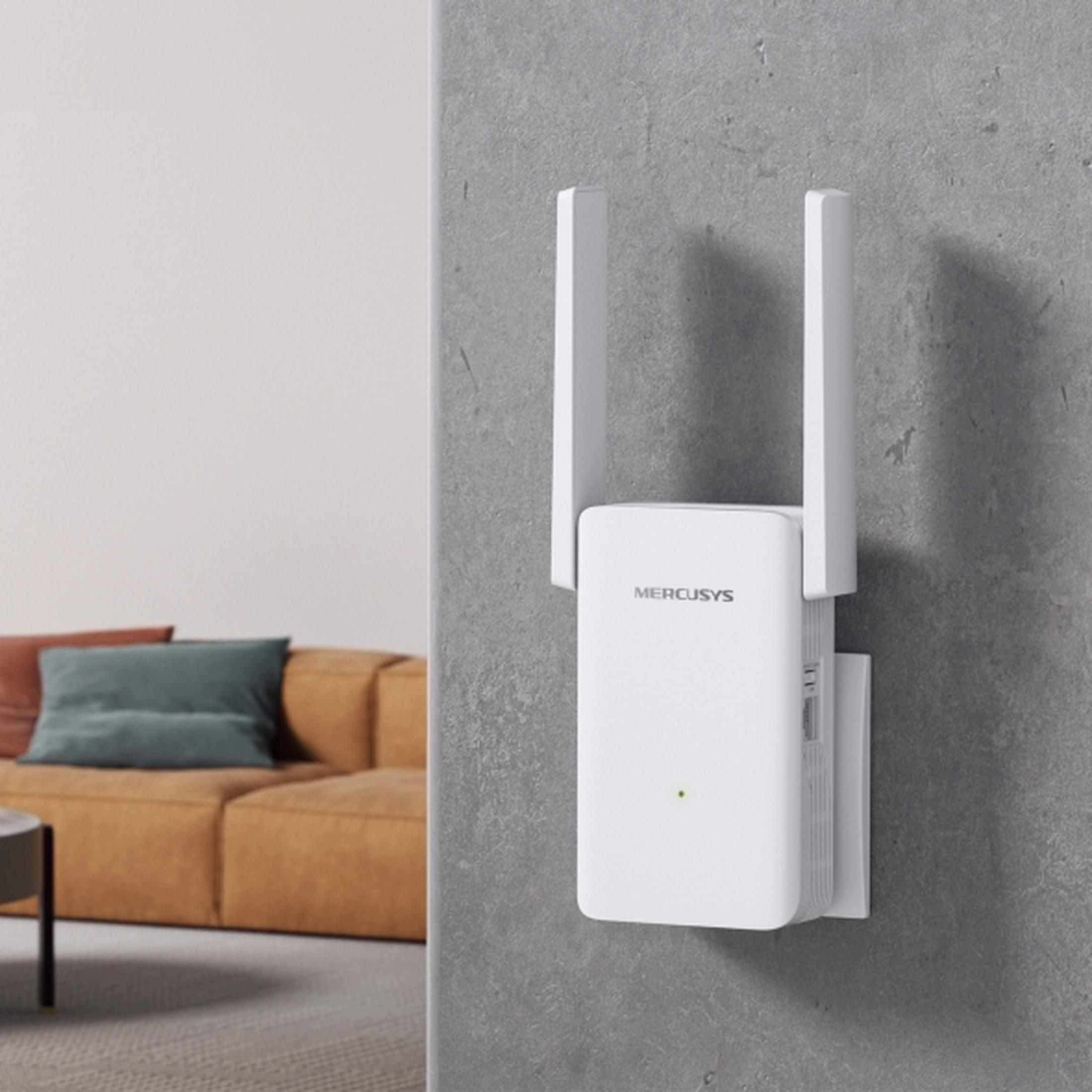 Un ripetitore Wi-Fi MERCUSYS bianco è montato su un muro grigio.