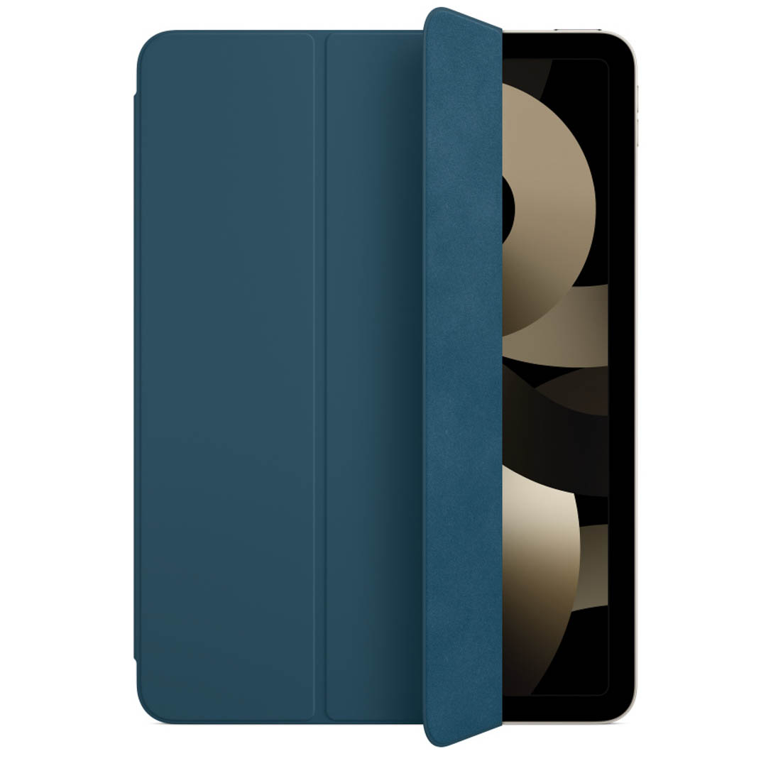 Une tablette bleue avec un étui ouvert couvrant partiellement l'écran.