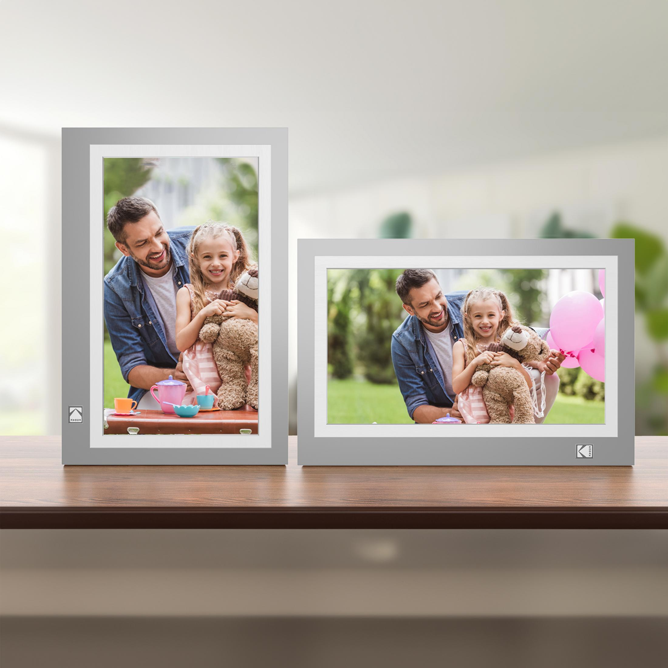 Zwei digitale Bilderrahmen, einer vertikal und einer horizontal, zeigen einen Vater und eine Tochter beim Spielen im Freien.