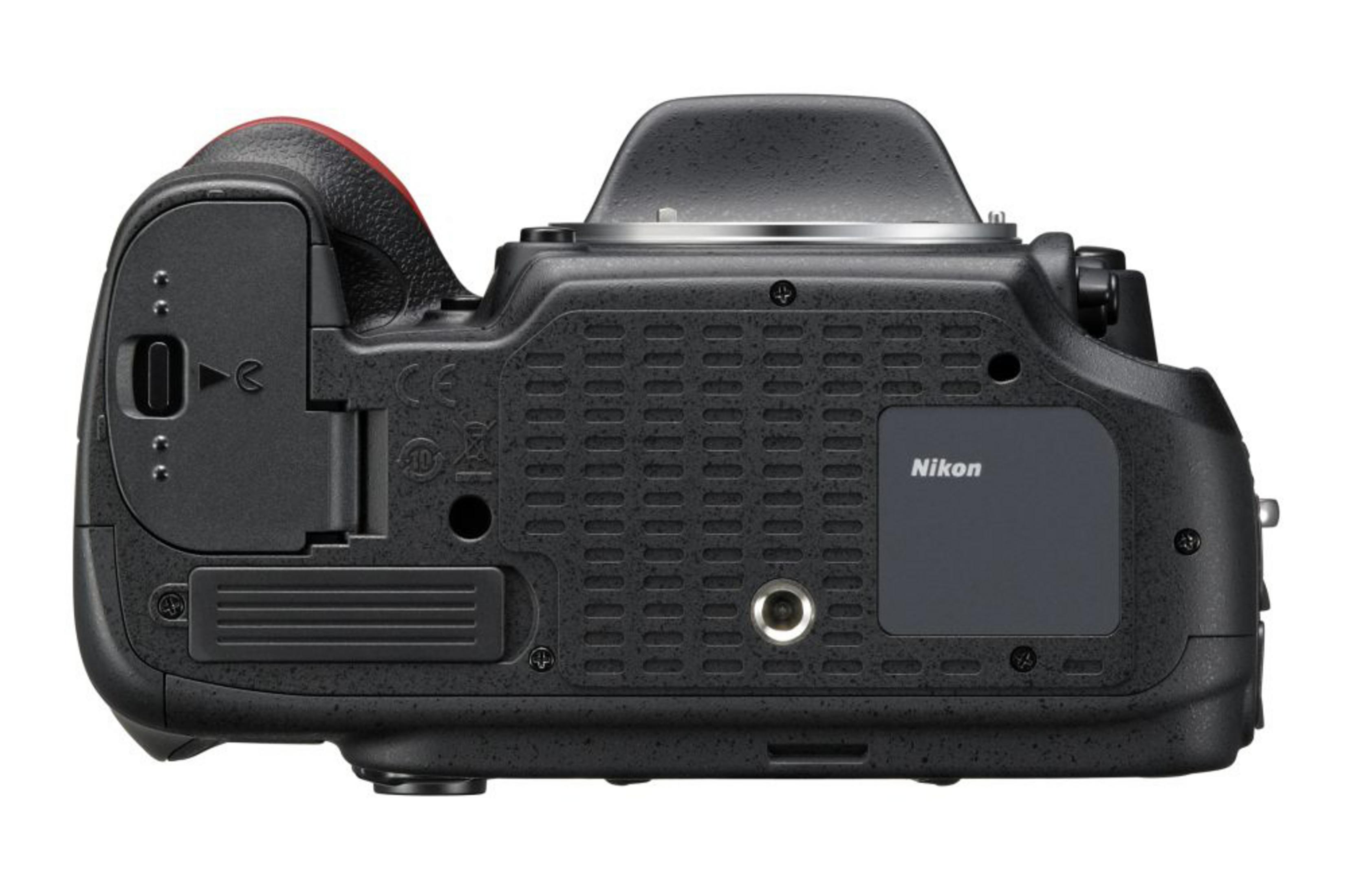 Rückseite einer schwarzen Nikon-Kamera mit Anschlüssen und Textur.