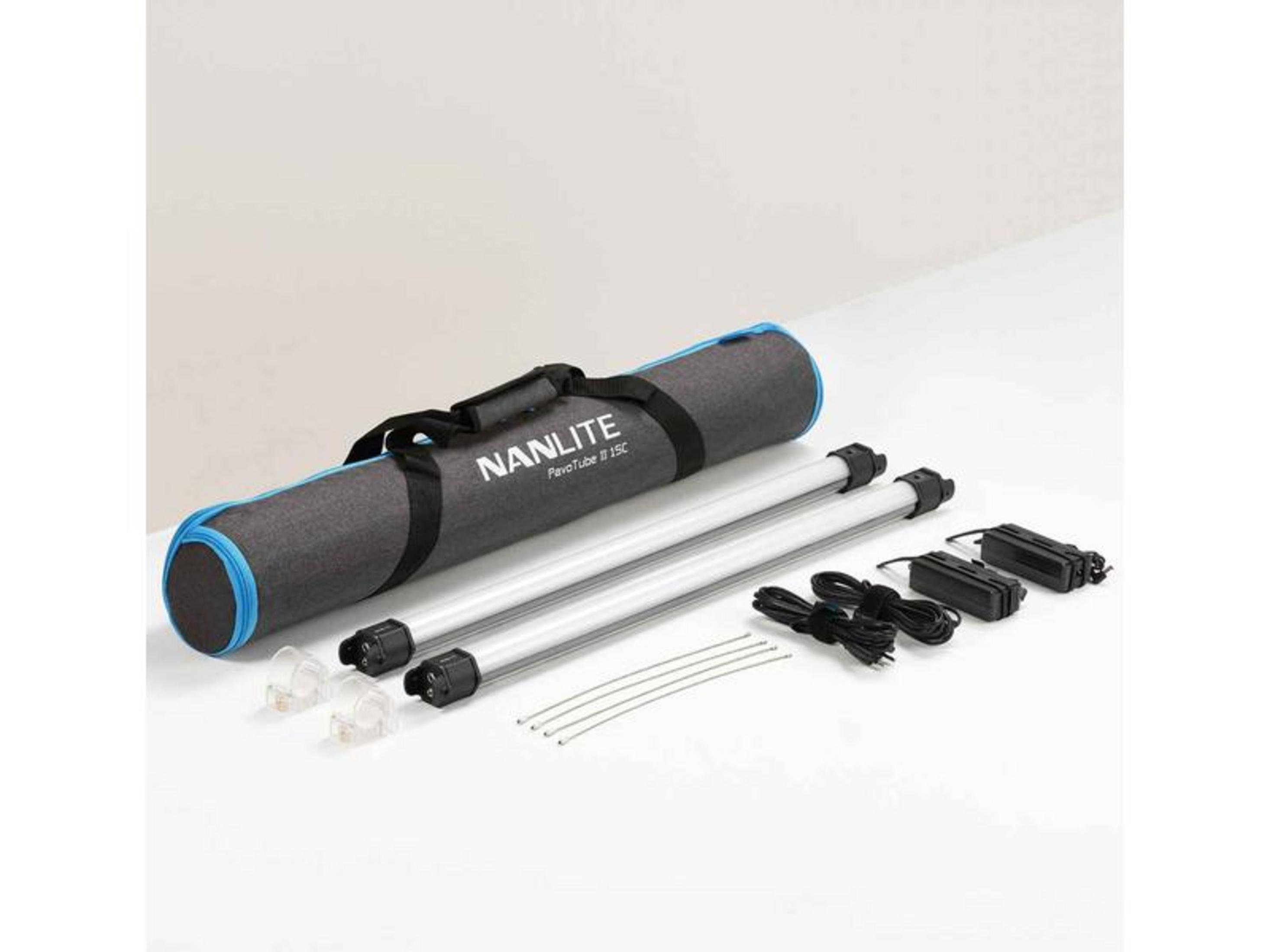Twee Nanlite PavoTube 15C lampen liggen naast een grijze draagtas.