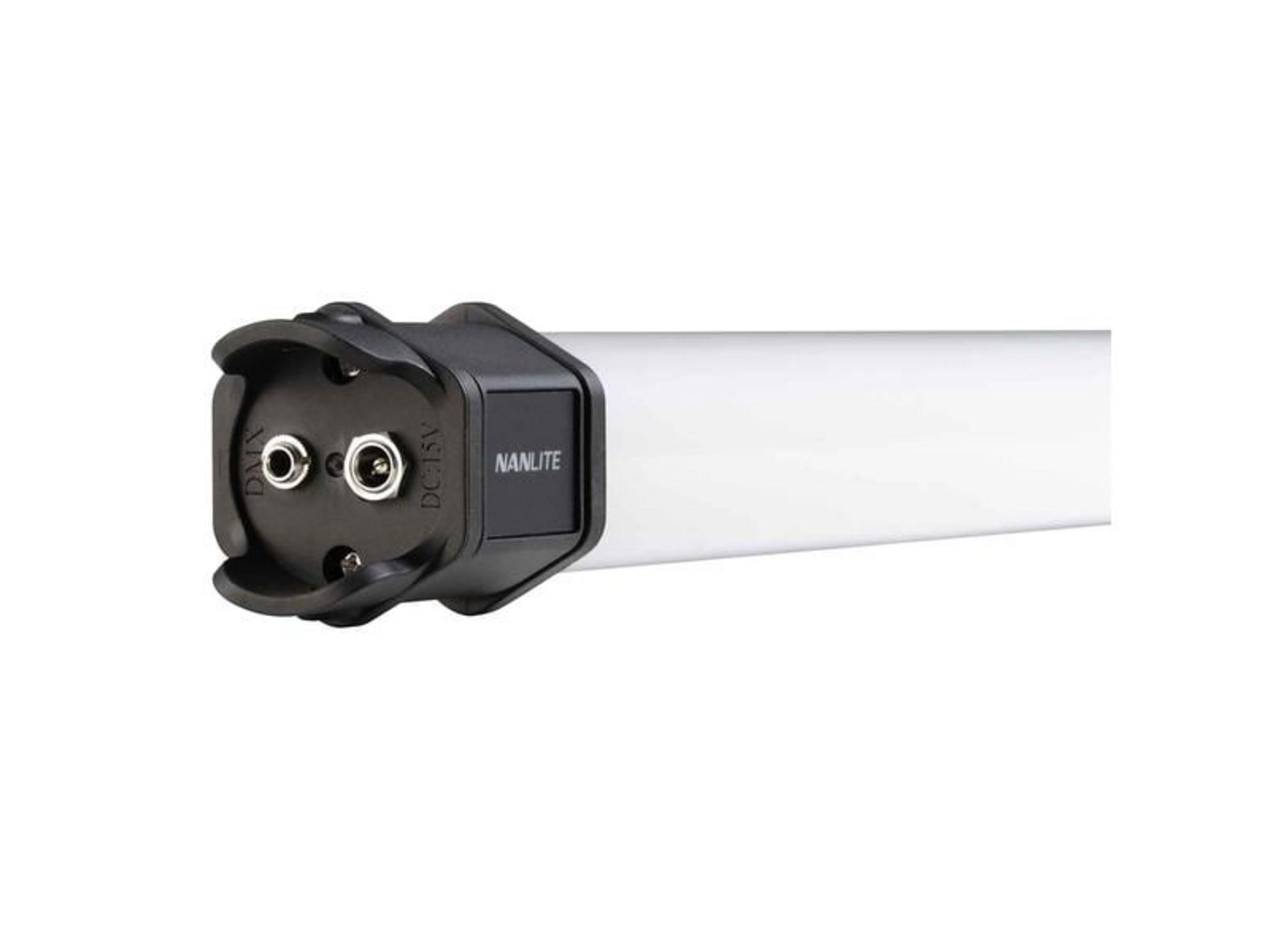 Een witte staaf met zwarte connectoren en het Nanlite-logo.