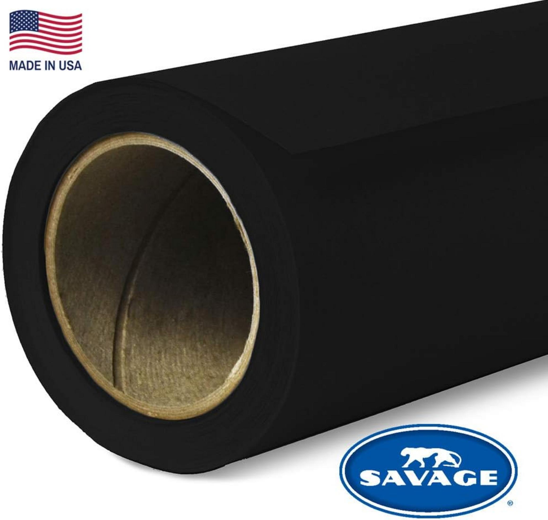 Schwarze Stoffrolle mit Savage-Logo und USA-Flagge.