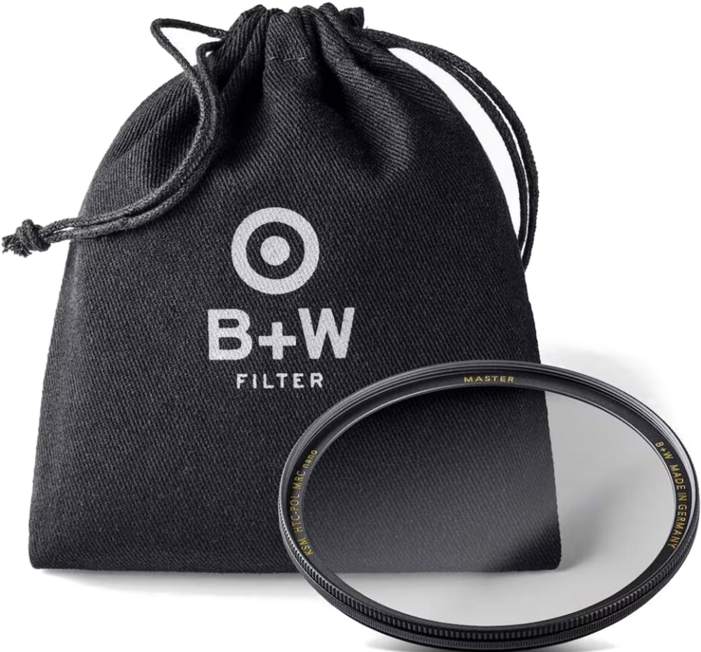 Ein schwarzer Stoffbeutel mit B+W Filter Logo und ein Kamerafilter daneben.