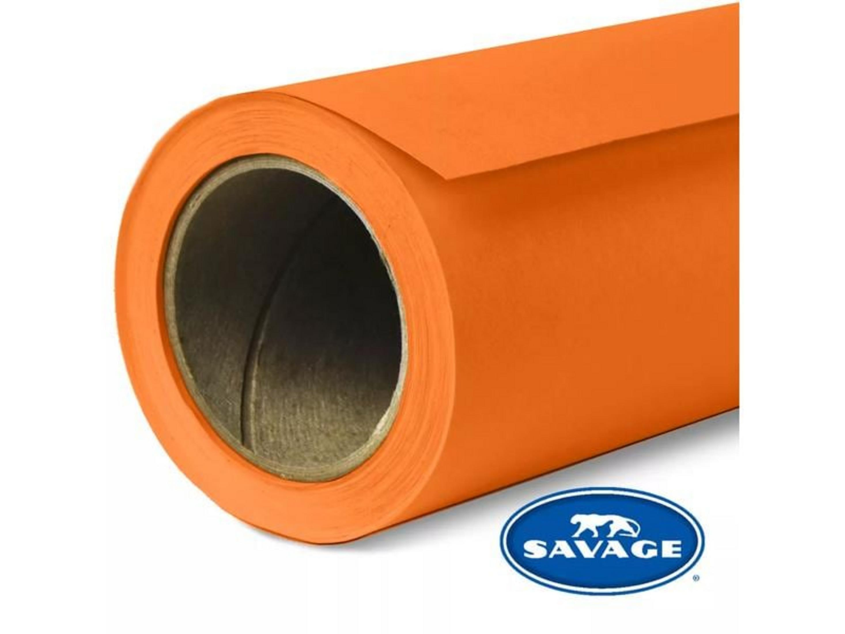 Eine Rolle orangefarbenen Papiers mit einem Savage-Logo.