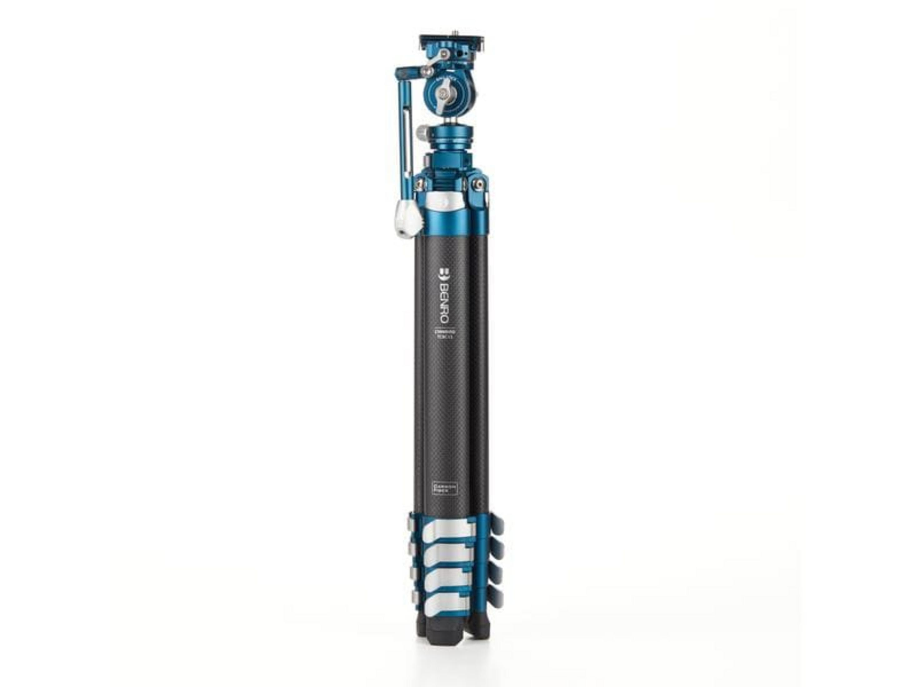 Blauwe aluminium statiefkop en koolstofvezelpoten met blauwe accenten.