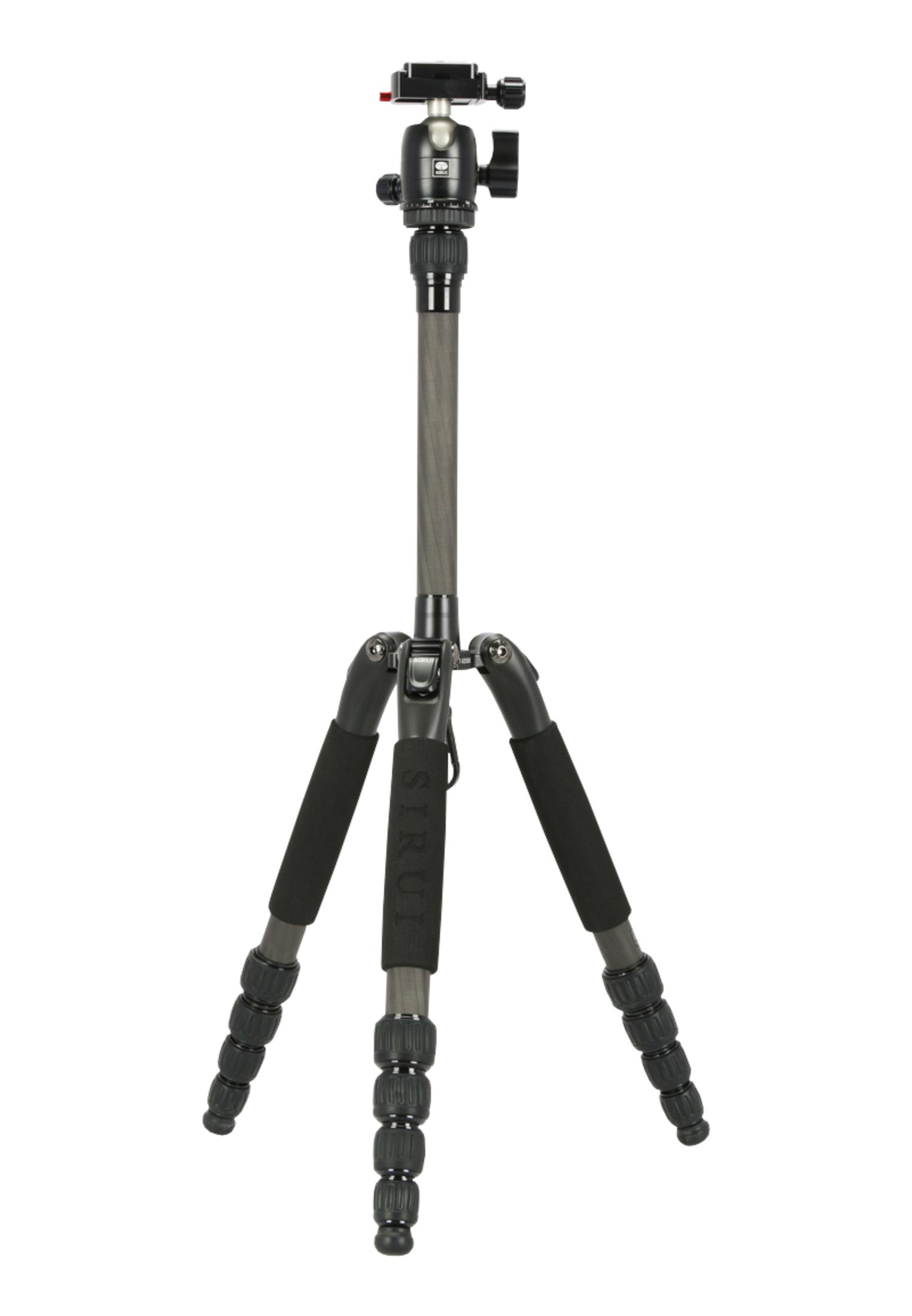 Een grijs carbon statief met zwarte balhoofd en gevoerde poten.