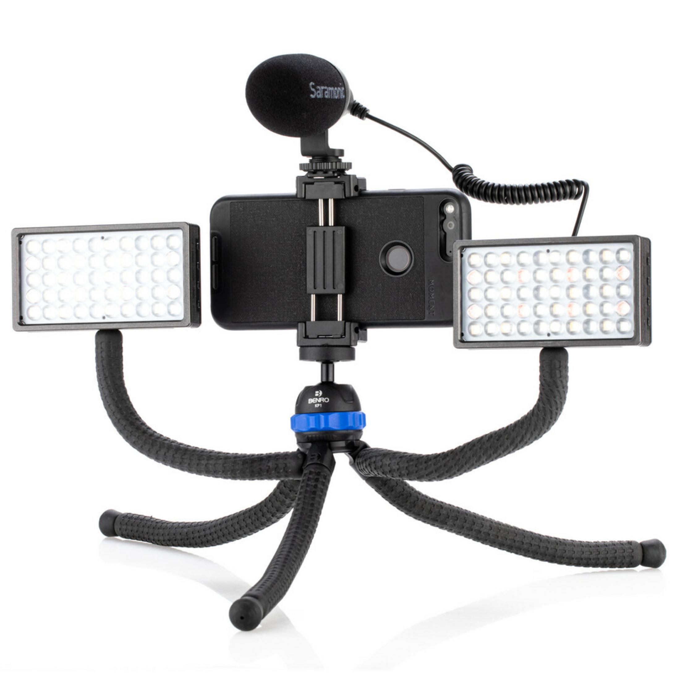 Un rig pour smartphone avec microphone et lumières sur trépied flexible.