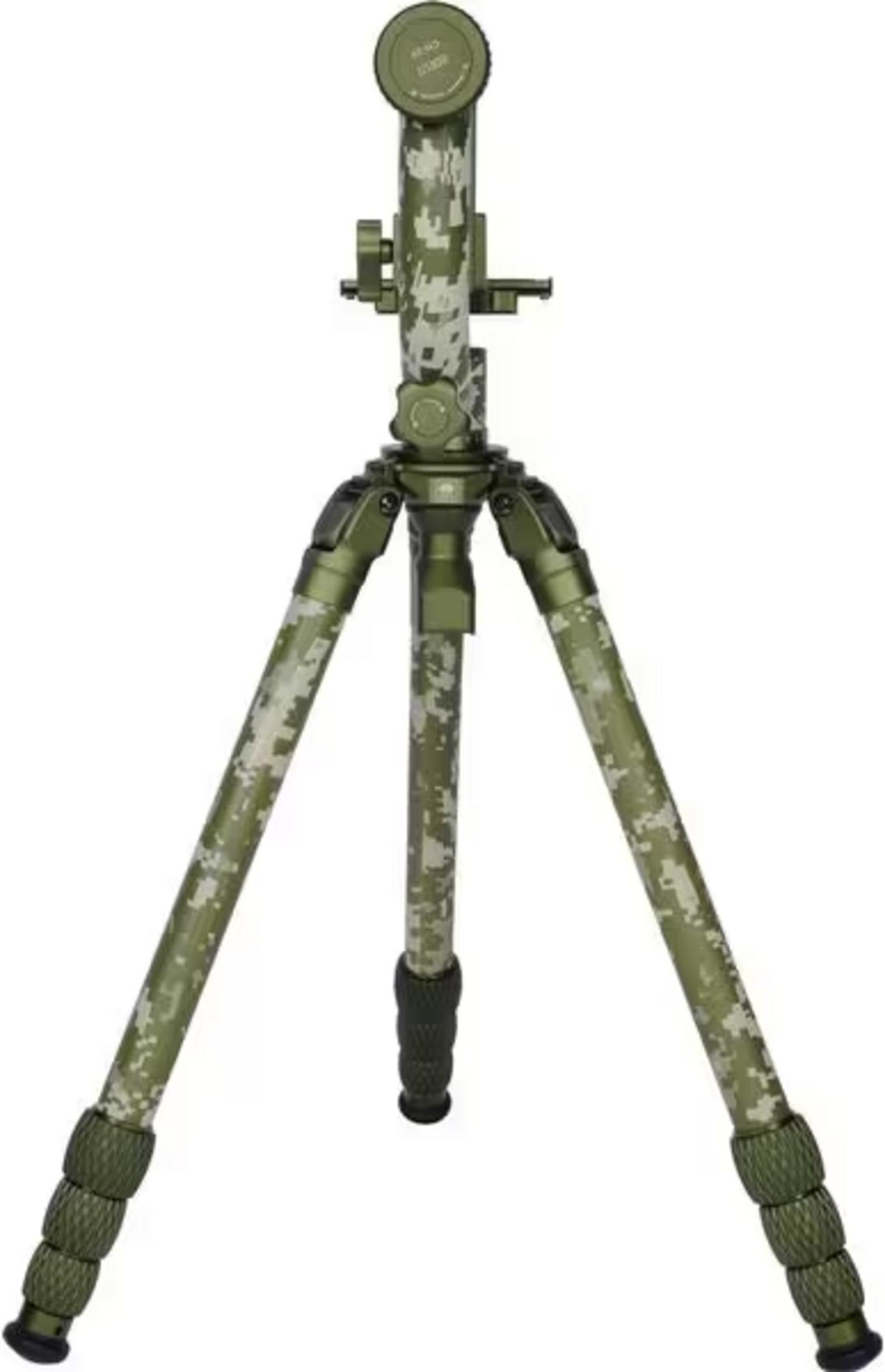 Un treppiede mimetico verde a tre gambe con giunti regolabili.
