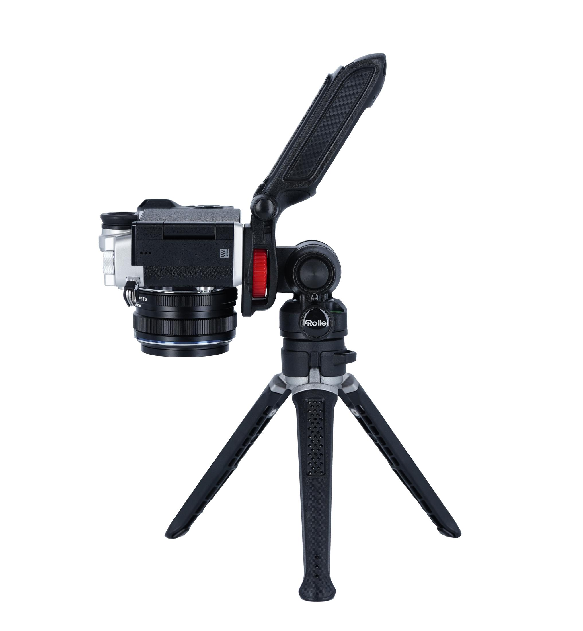 Fotocamera argentata su treppiede nero con manico e snodo.